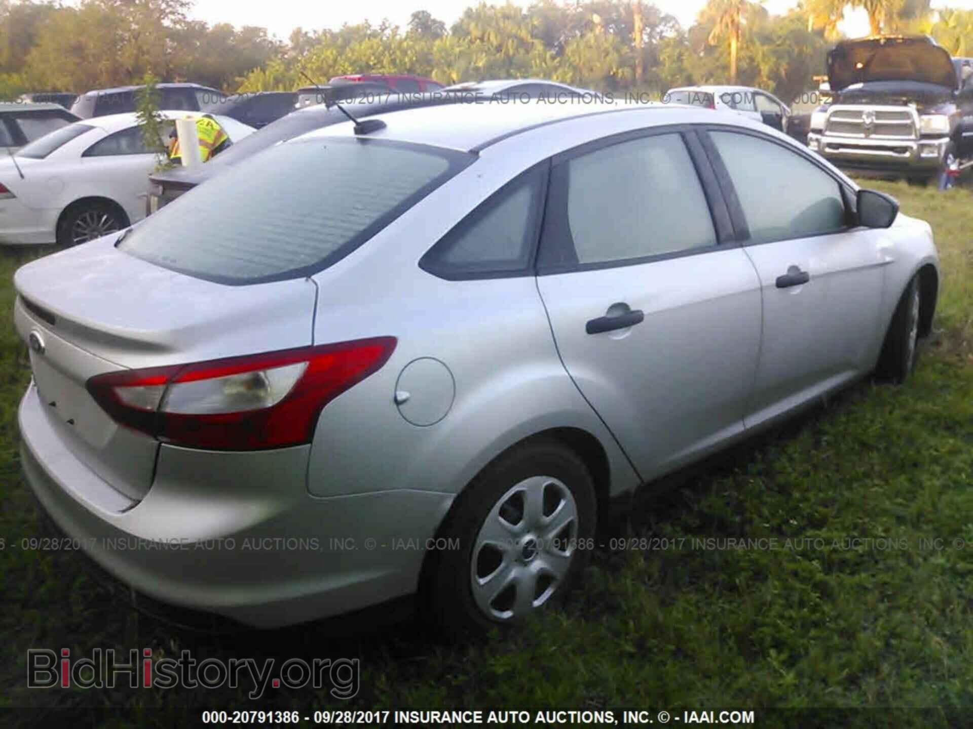 2012 Ford Focus - VIN: 1FAHP3E29CL327208 - Photo 4