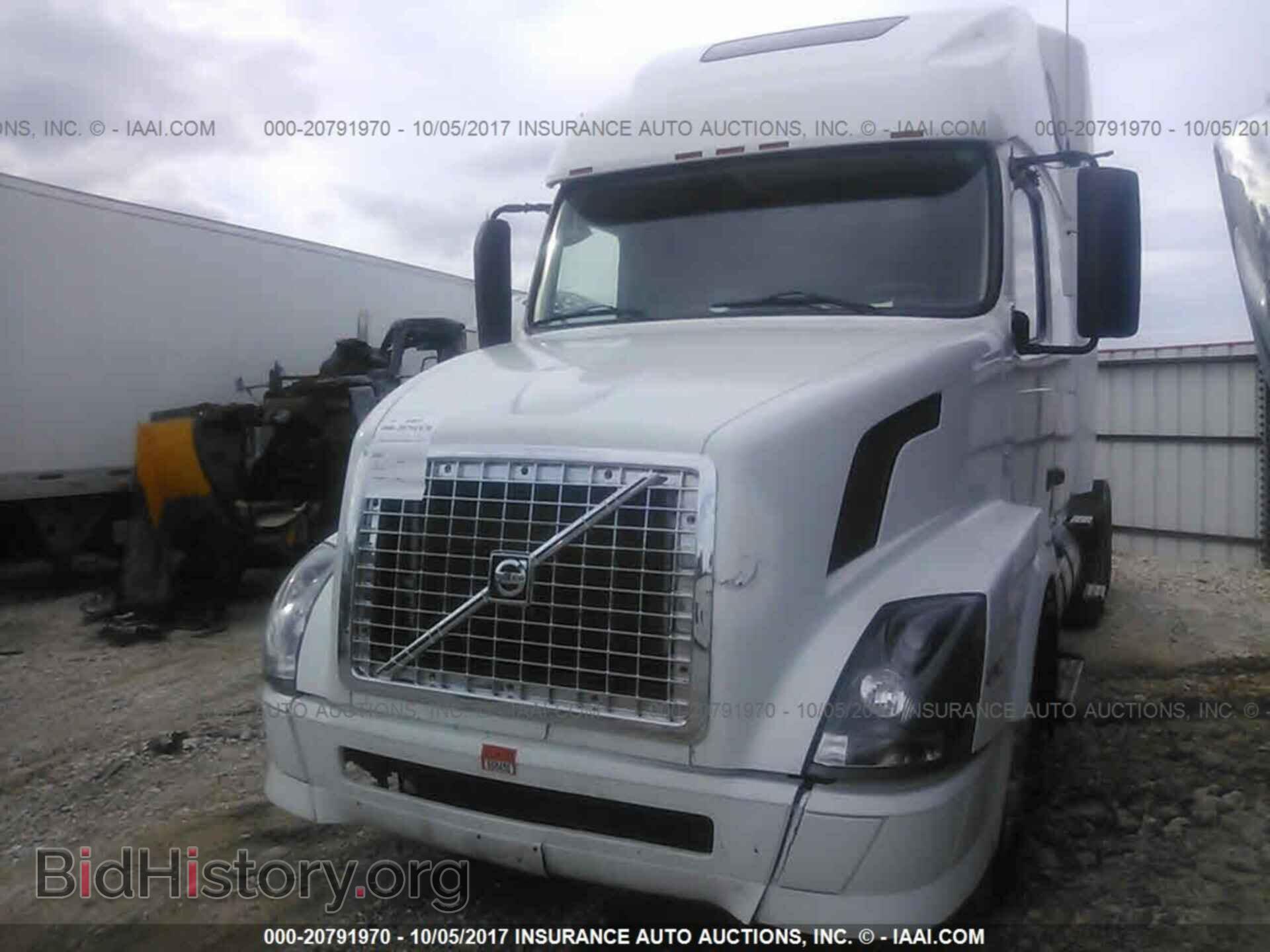 2013 Volvo Vnl - VIN: 4V4NC9EH4DN134054 - Фото 2