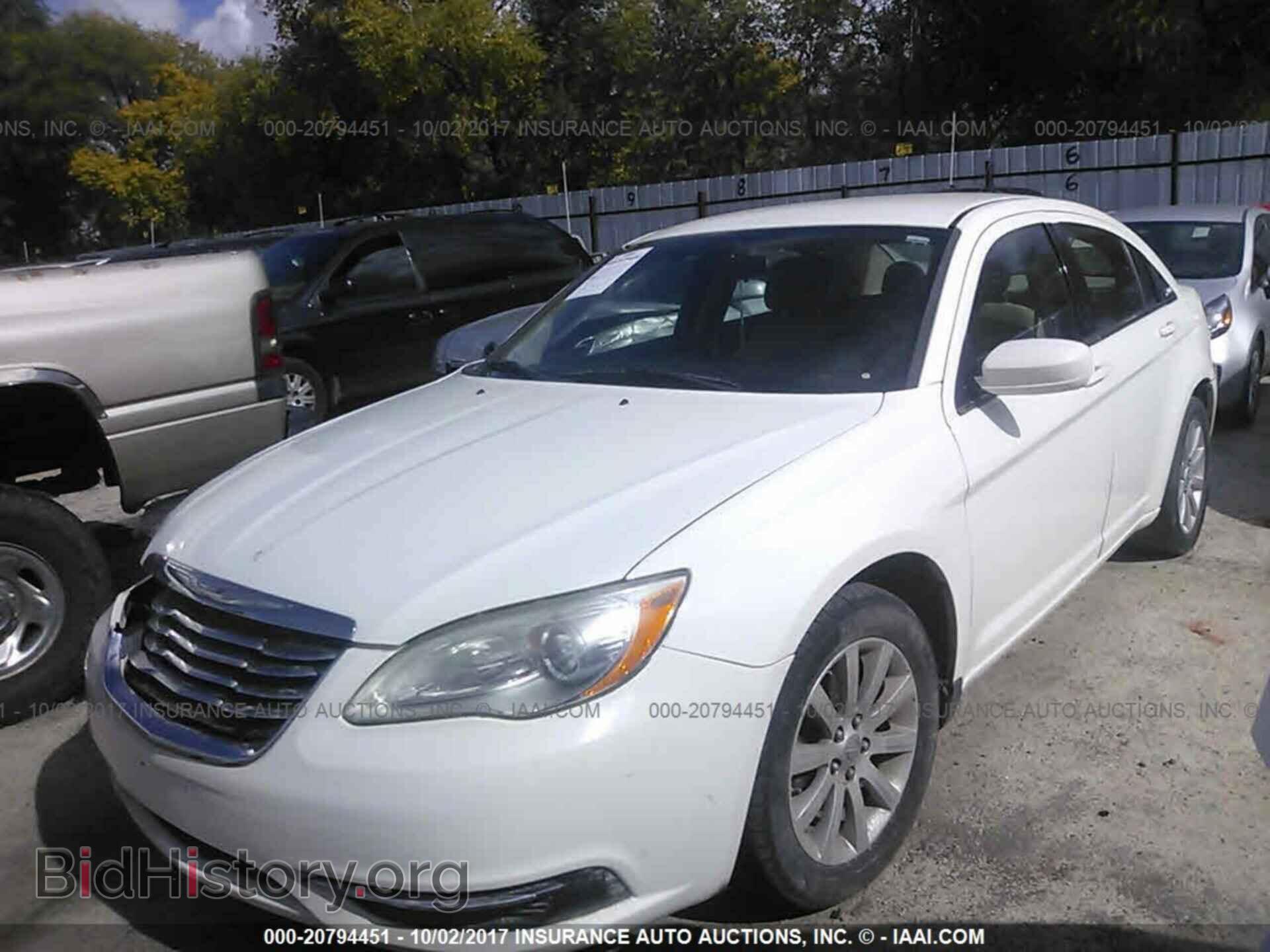 2011 Chrysler 200 - VIN: 1C3BC1FB2BN519267 - Фото 2