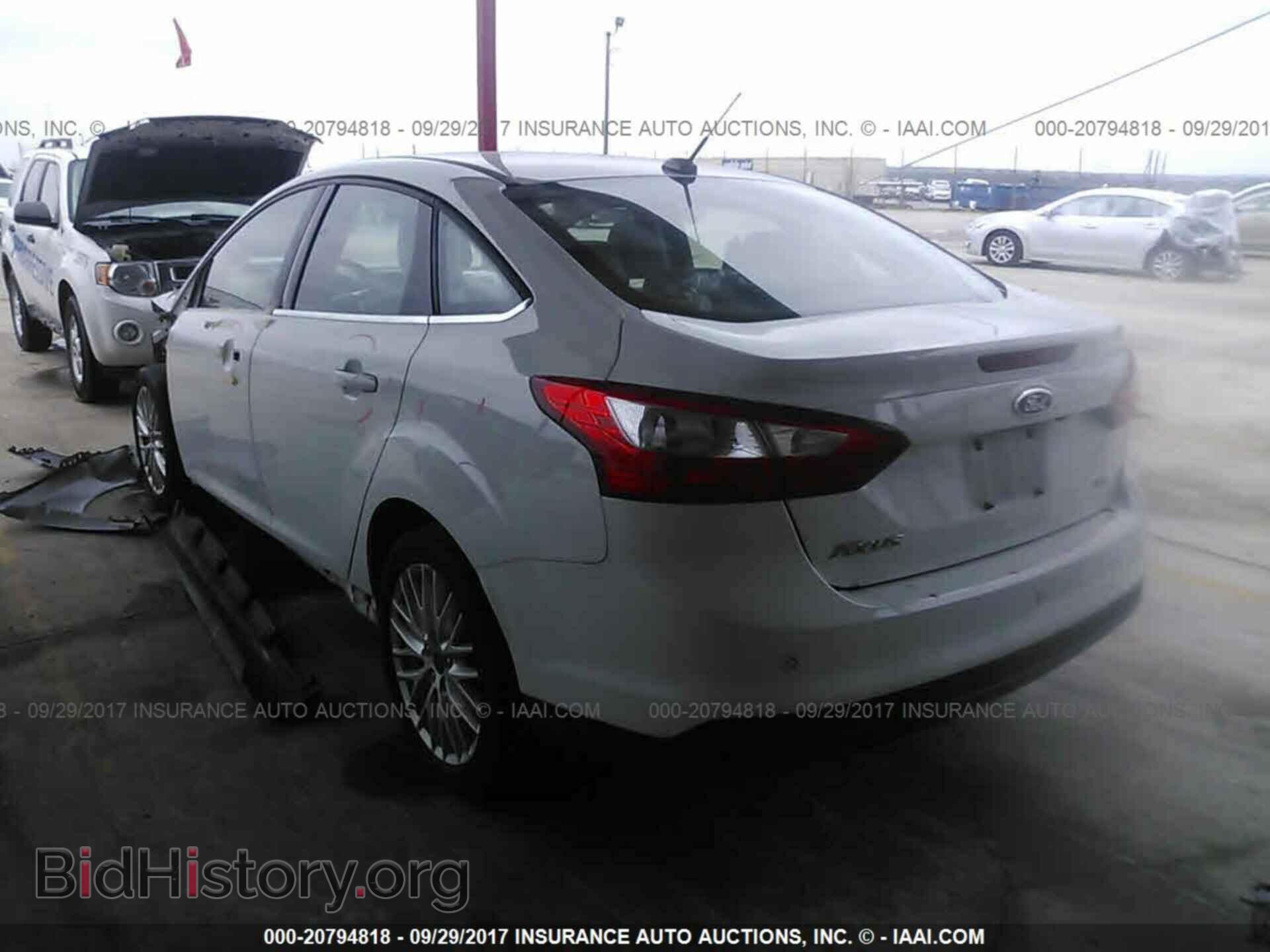 2012 Ford Focus - VIN: 1FAHP3H28CL155376 - Photo 3