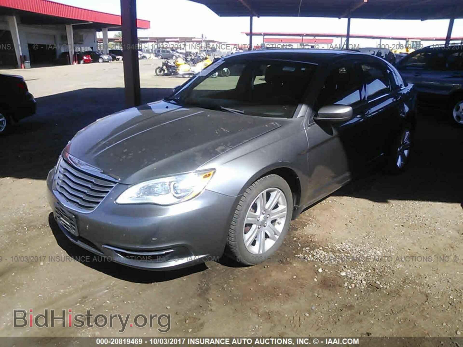 2013 Chrysler 200 - VIN: 1C3CCBAB1DN761133 - Photo 2