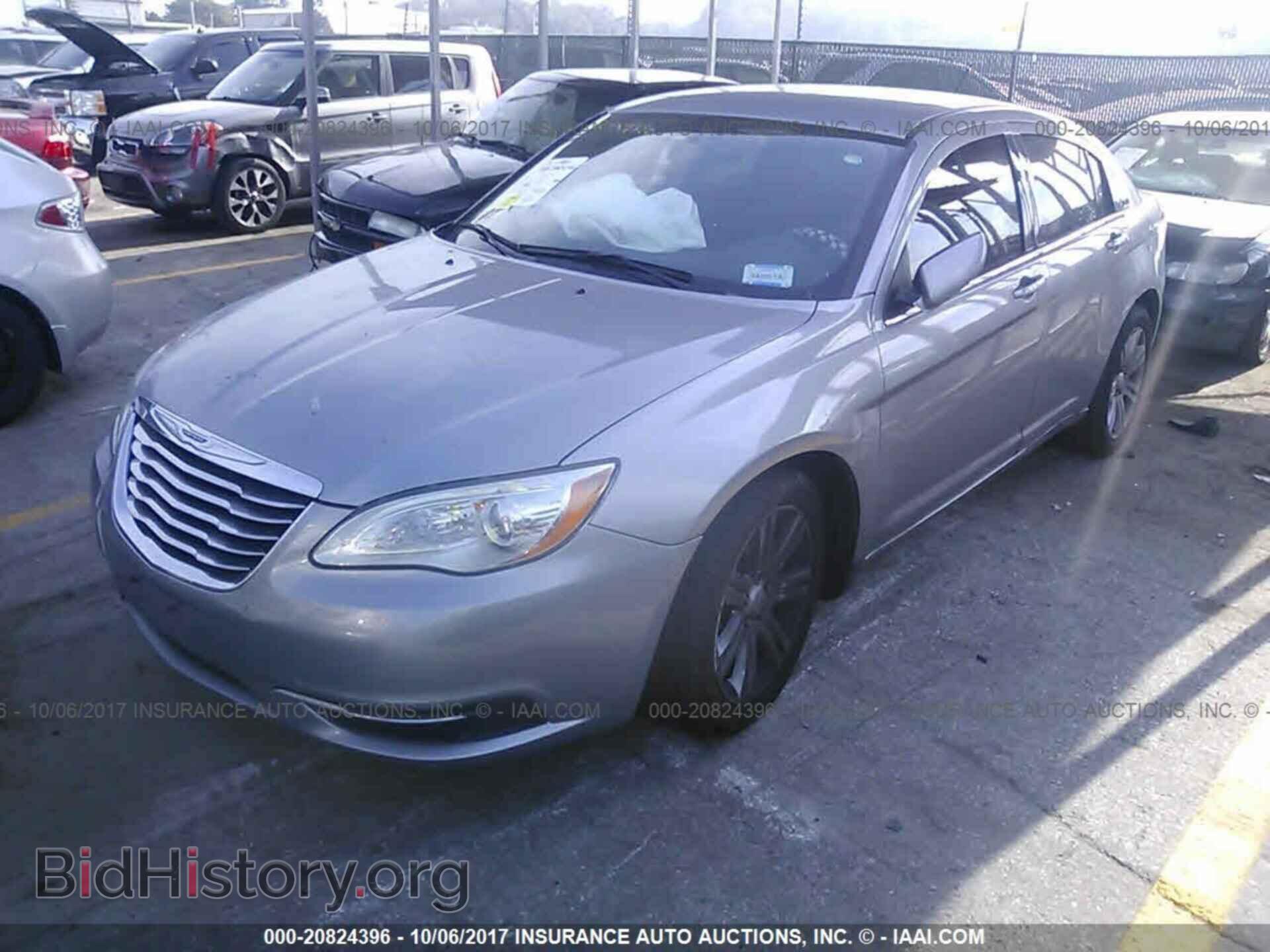 2013 Chrysler 200 - VIN: 1C3CCBAB6DN705298 - Фото 2