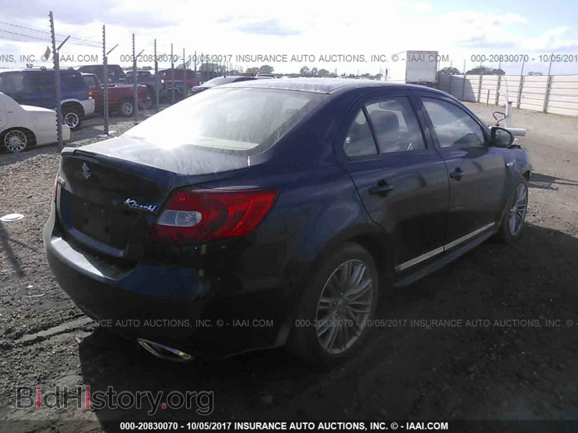 2011 Suzuki Kizashi - VIN: JS2RE9A84B6110296 - Photo 4