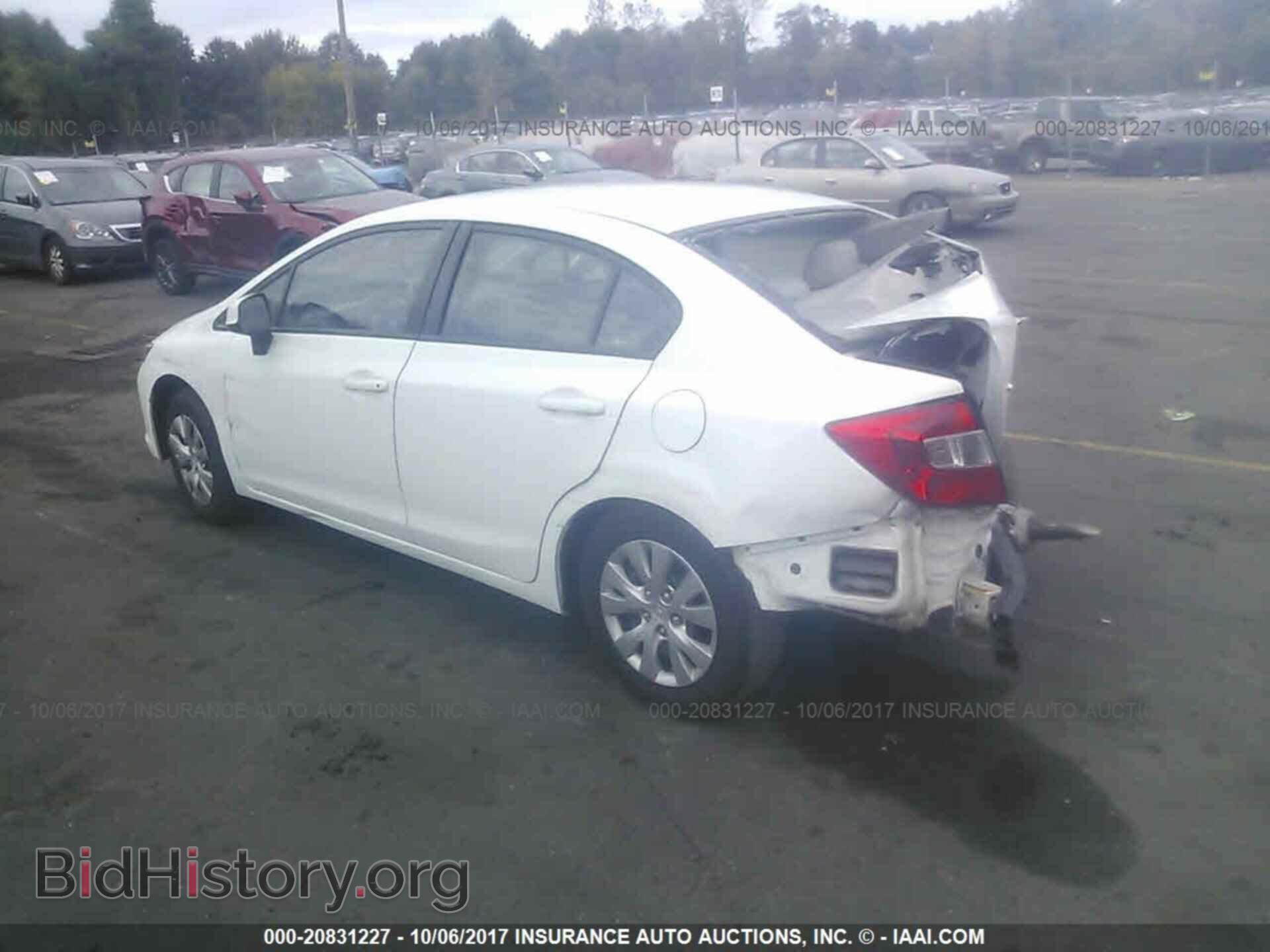 2012 Honda Civic - VIN: 2HGFB2F57CH334076 - Photo 3