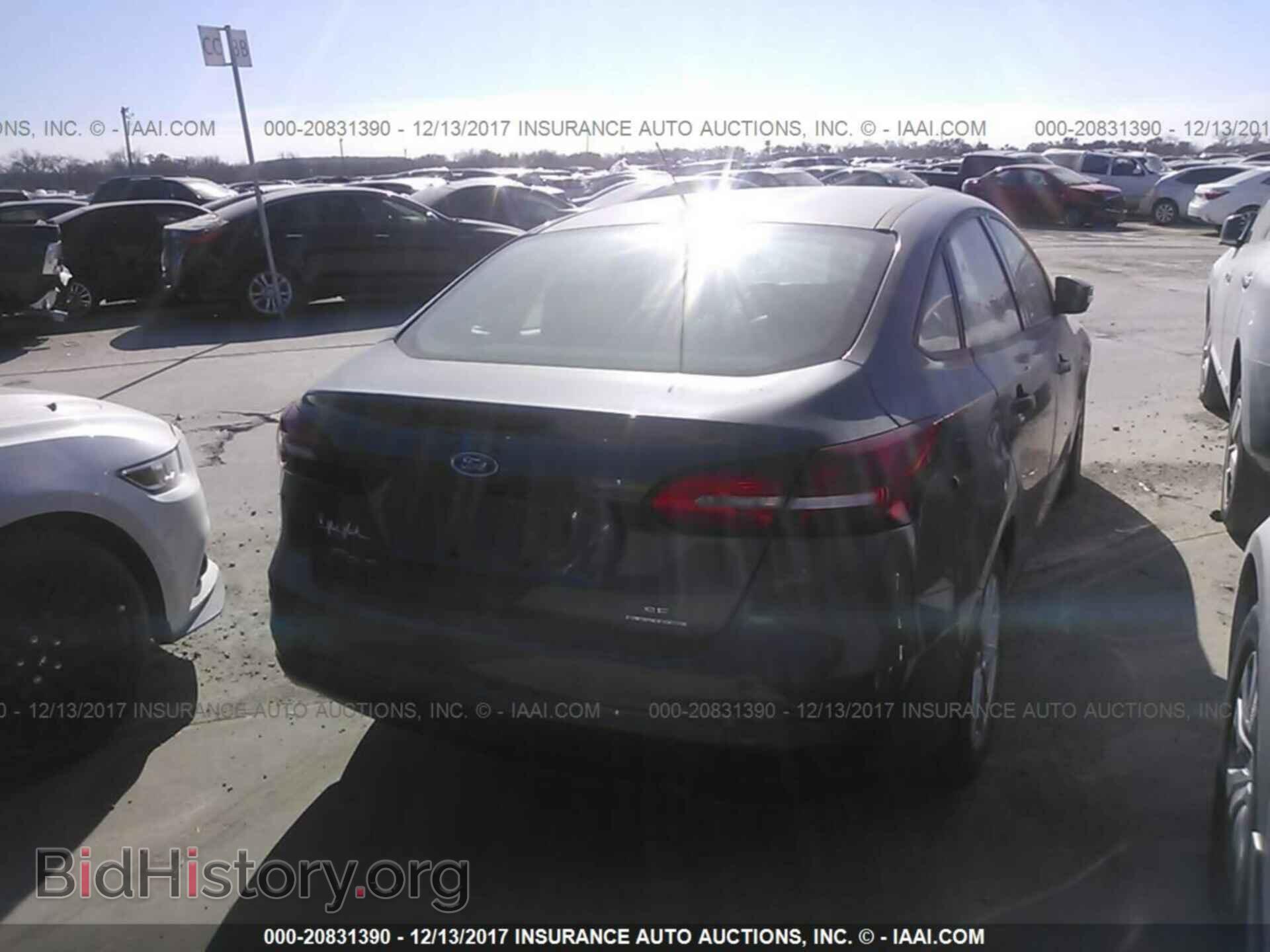 2016 Ford Focus - VIN: 1FADP3F2XGL282900 - Photo 4