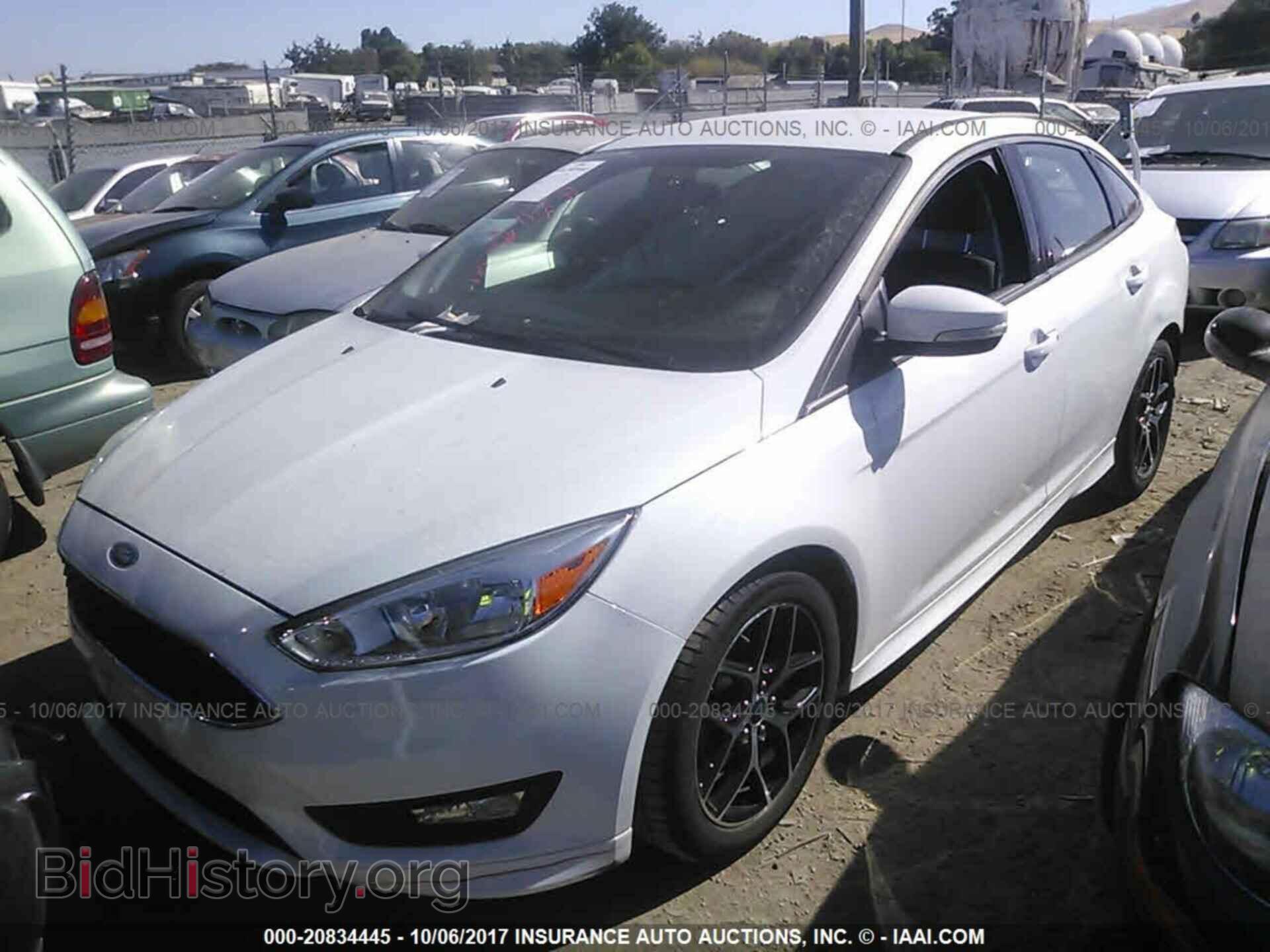 2016 Ford Focus - VIN: 1FADP3F28GL282619 - Photo 2