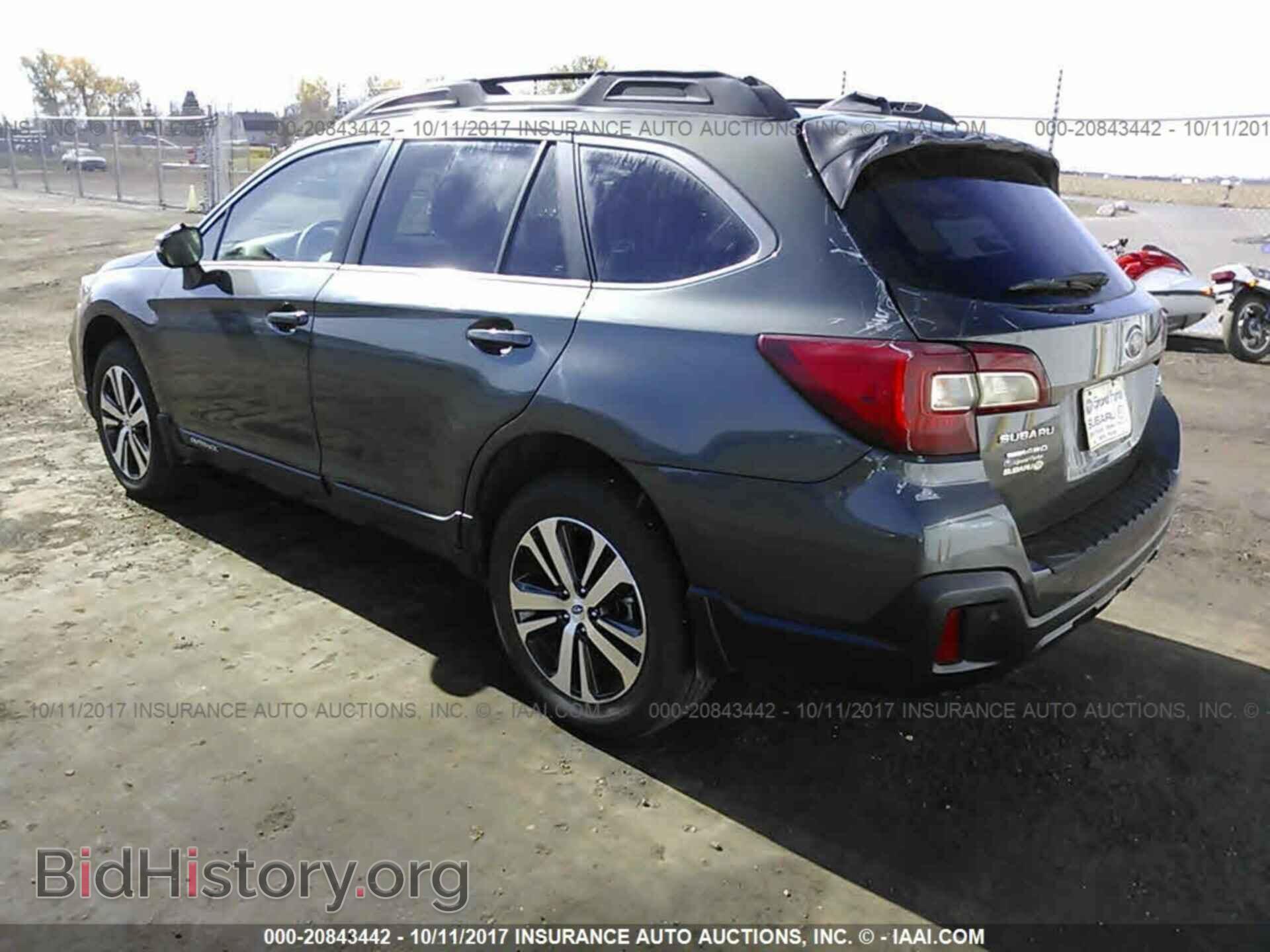 2018 Subaru Outback - VIN: 4S4BSANC8J3210370 - Фото 3