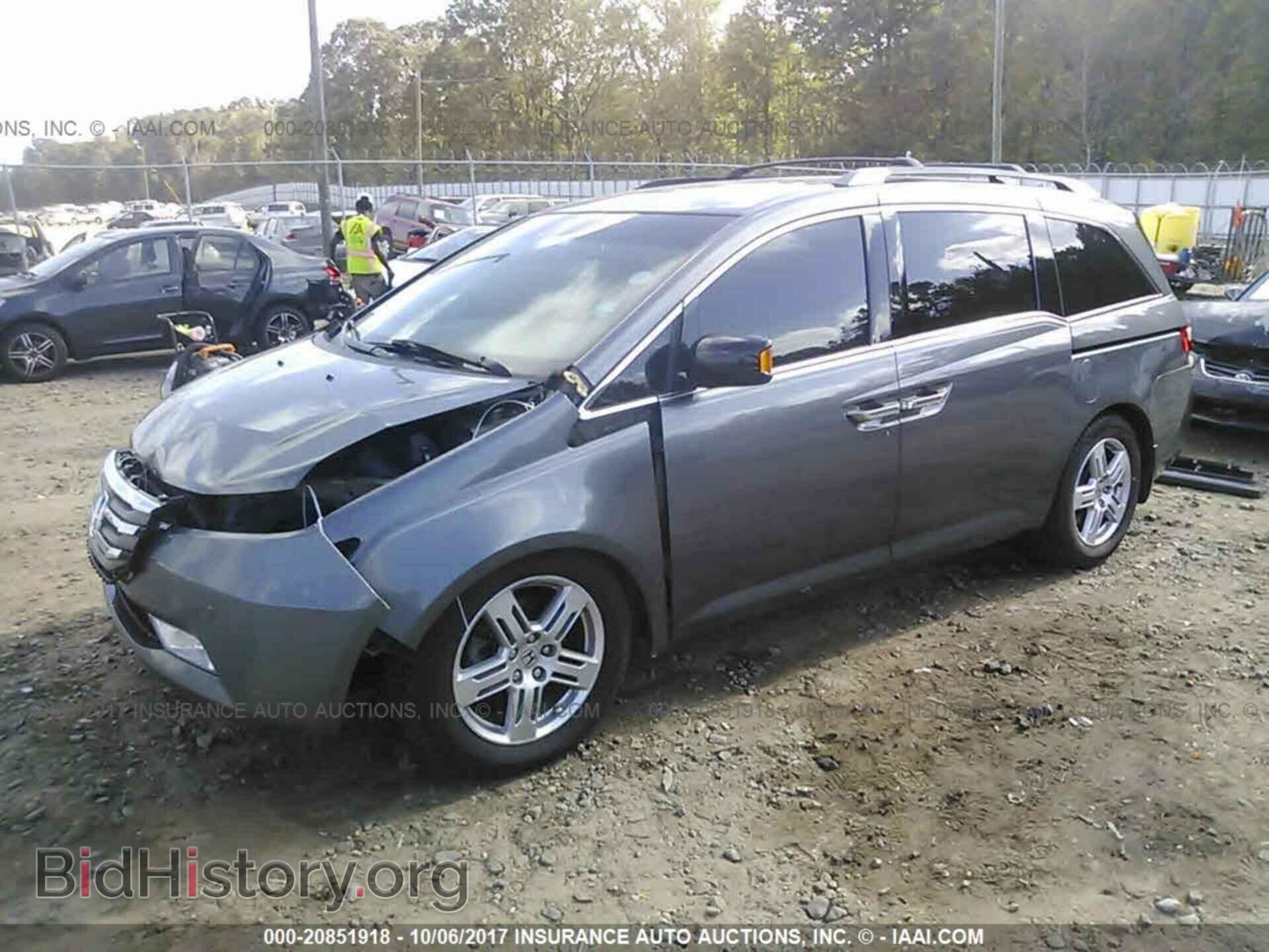 2011 Honda Odyssey - VIN: 5FNRL5H97BB044824 - Фото 2