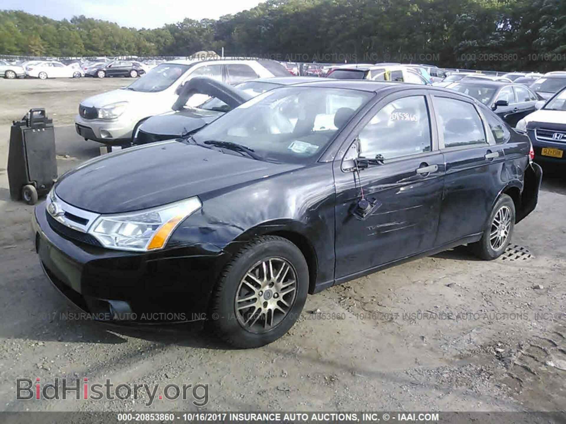 2011 Ford Focus - VIN: 1FAHP3FN0BW104741 - Фото 2