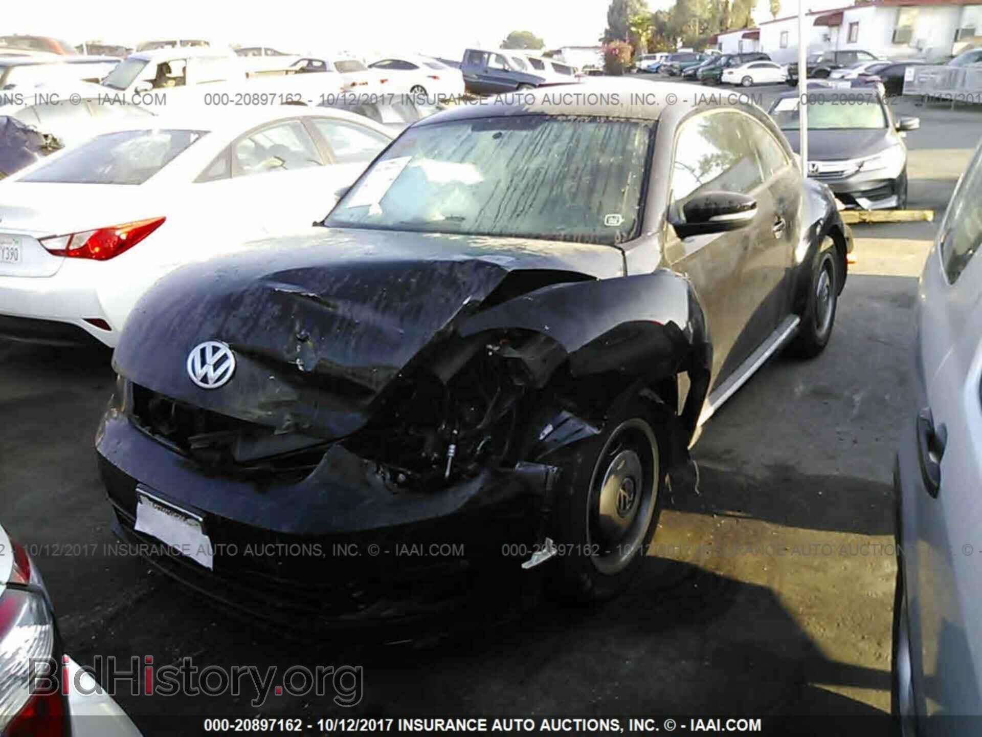 2013 Volkswagen Beetle - VIN: 3VWJP7ATXDM647801 - Фото 2