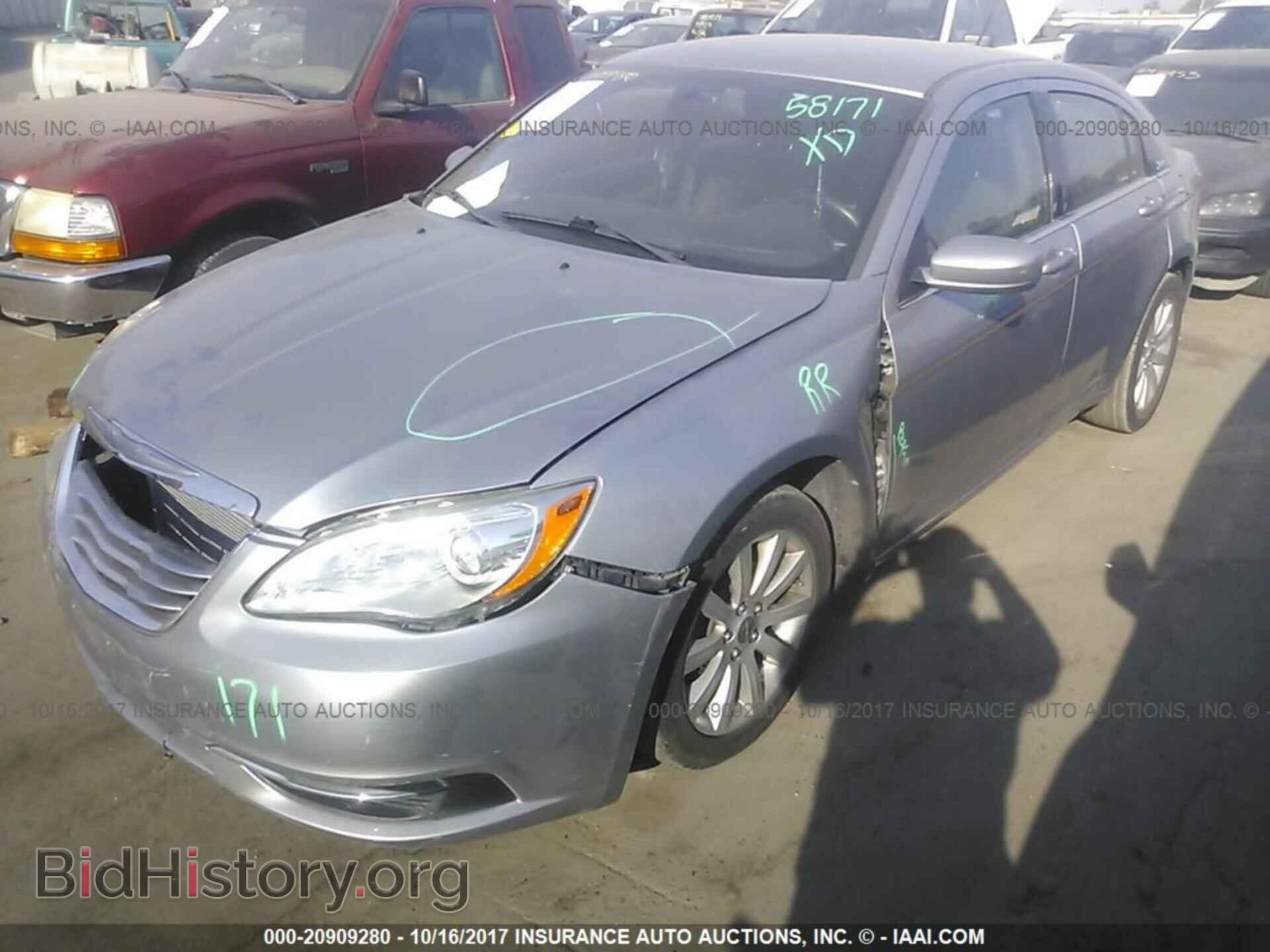 2013 Chrysler 200 - VIN: 1C3CCBBG4DN658797 - Фото 2