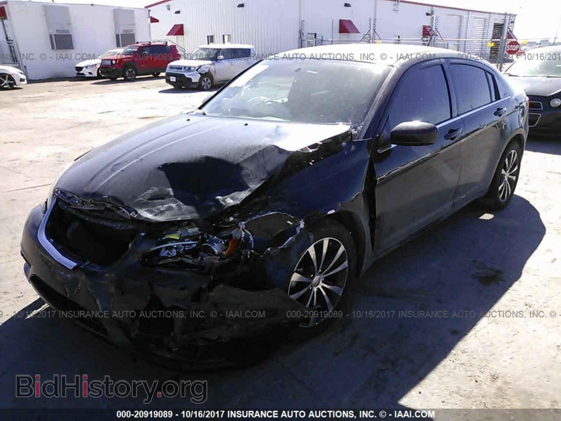 2014 Chrysler 200 - VIN: 1C3CCBBB0EN152907 - Фото 2
