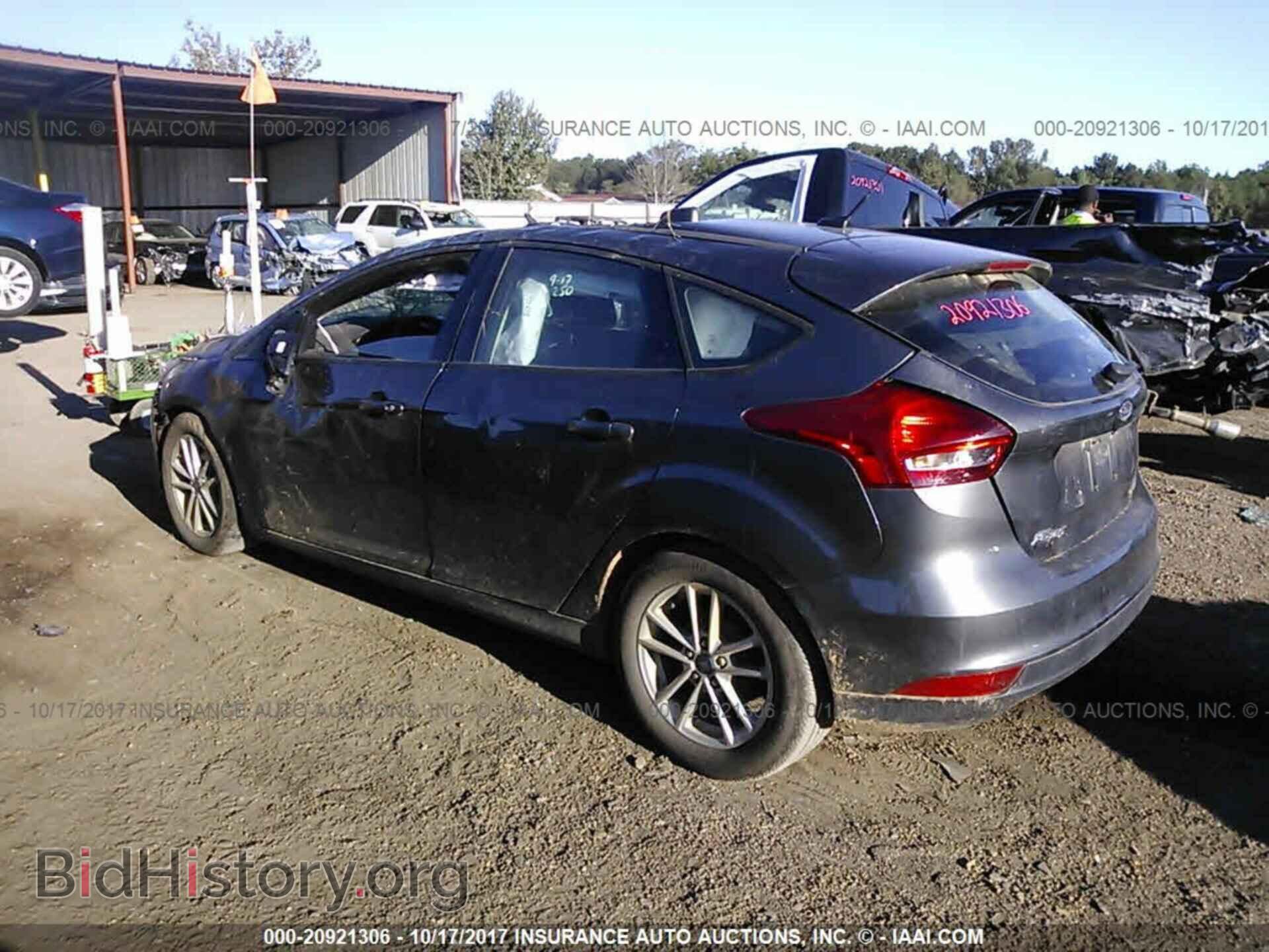2016 Ford Focus - VIN: 1FADP3K2XGL284054 - Photo 3
