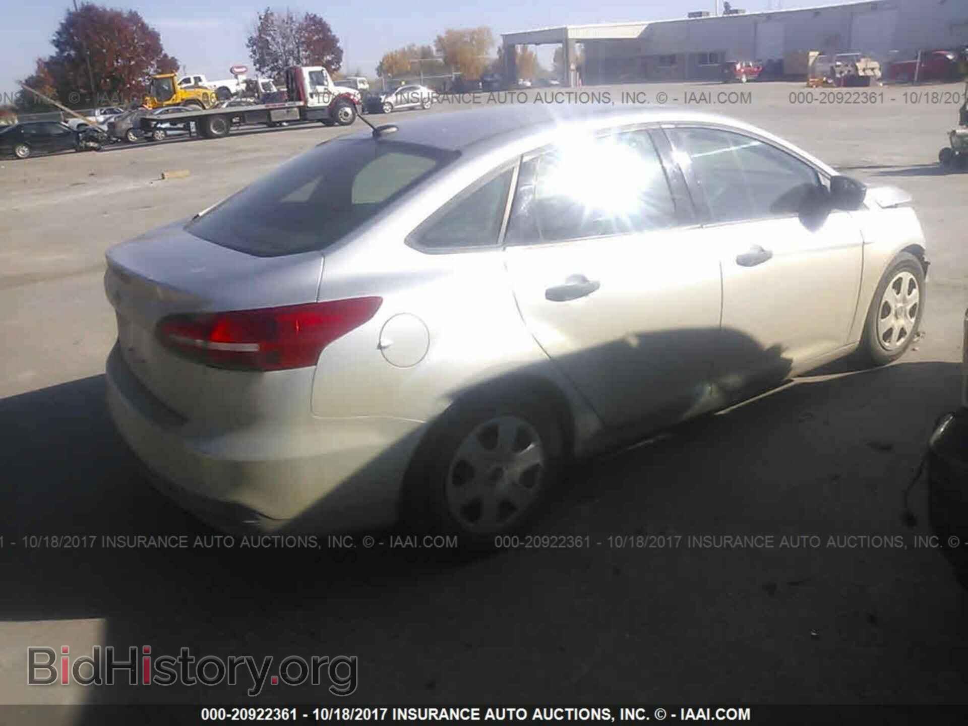 2015 Ford Focus - VIN: 1FADP3E25FL255636 - Photo 4