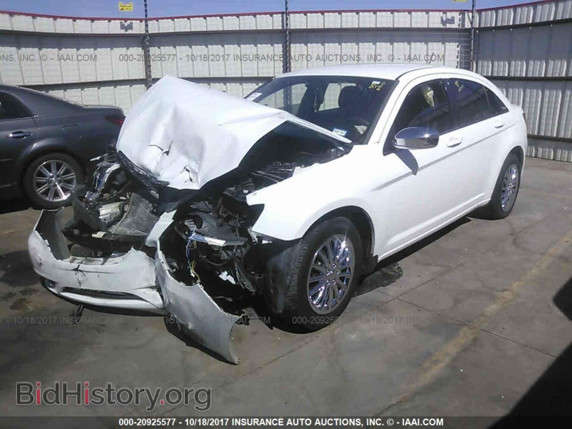 2013 Chrysler 200 - VIN: 1C3CCBAB2DN640420 - Photo 2