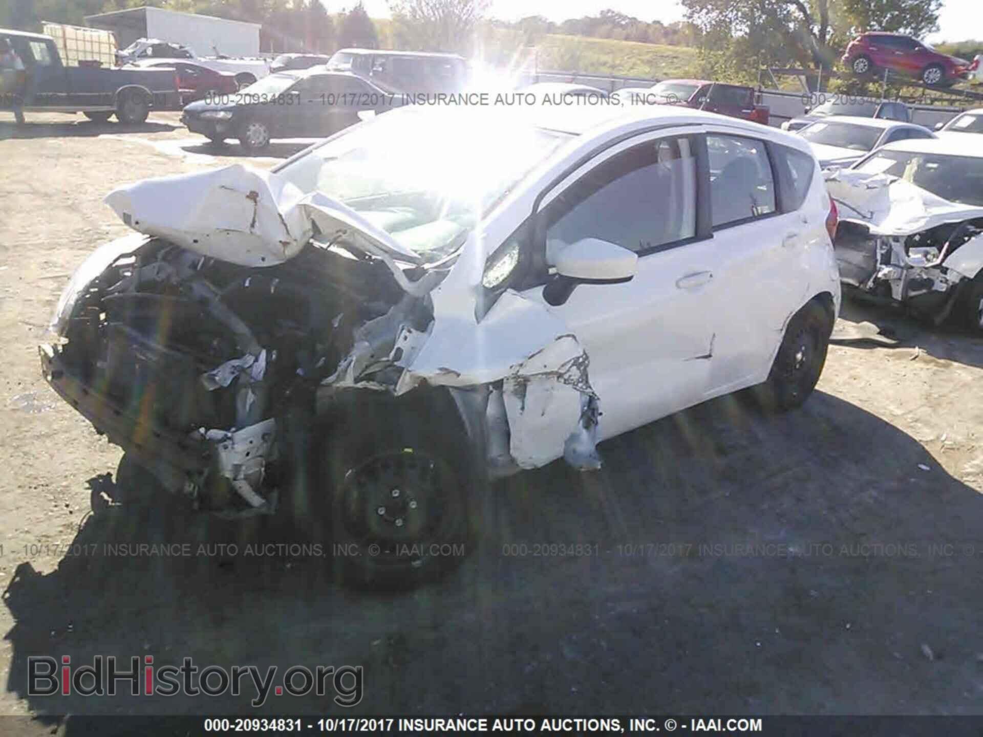 2016 Nissan Versa note - VIN: 3N1CE2CP5GL357225 - Photo 2