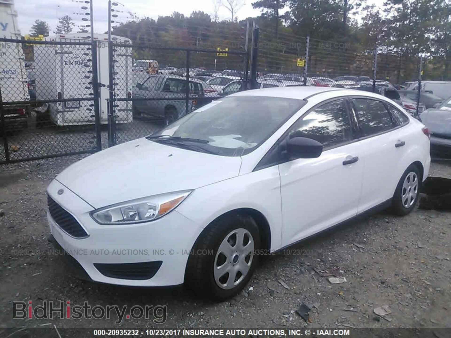 2016 Ford Focus - VIN: 1FADP3E20GL274340 - Photo 2