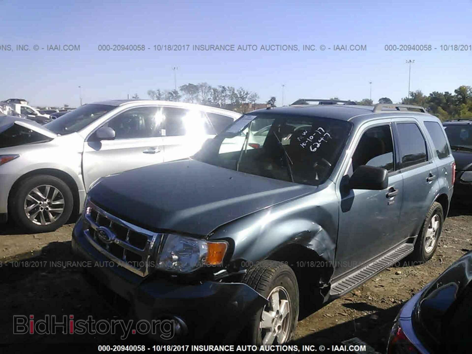 2011 Ford Escape - VIN: 1FMCU0DG0BKC16247 - Фото 2
