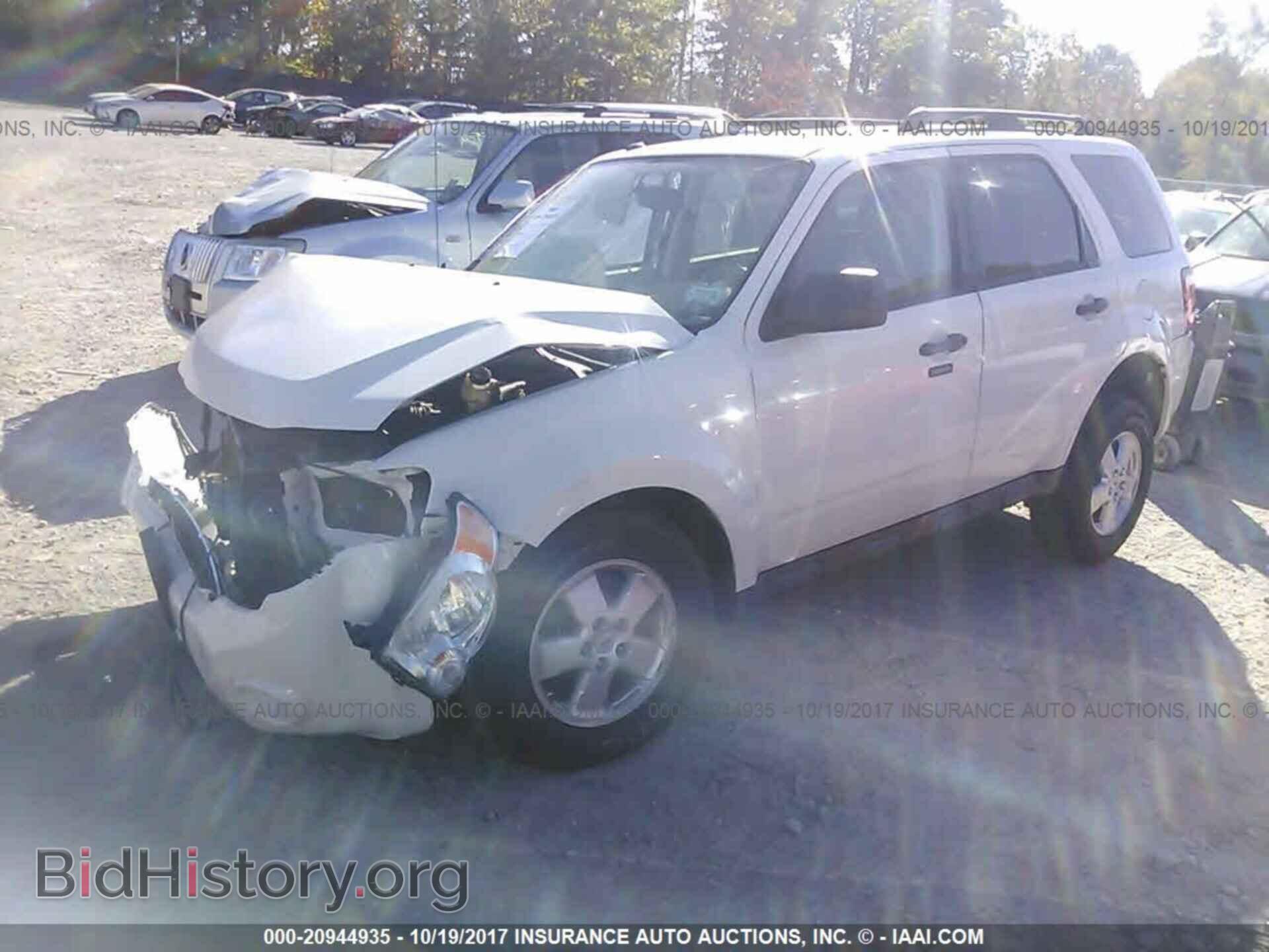 2011 Ford Escape - VIN: 1FMCU9DG2BKB56993 - Photo 2