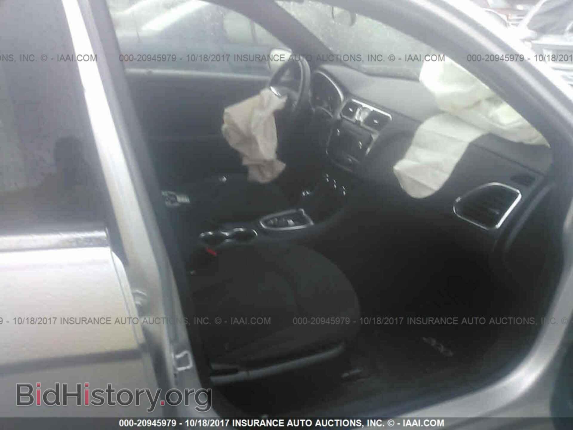 2011 Chrysler 200 - VIN: 1C3BC4FB3BN515746 - Photo 5