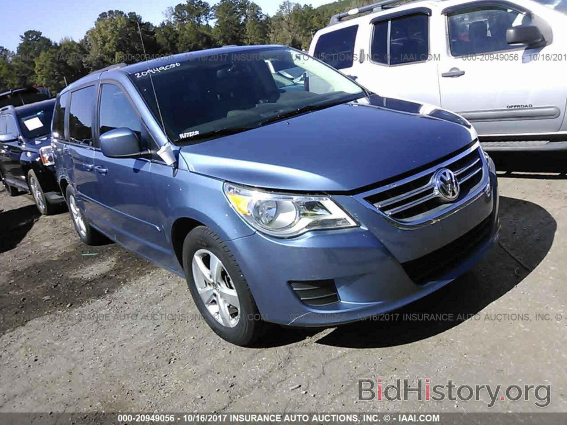 Photo 2V4RW3DG8BR789642 - Volkswagen Routan 2011