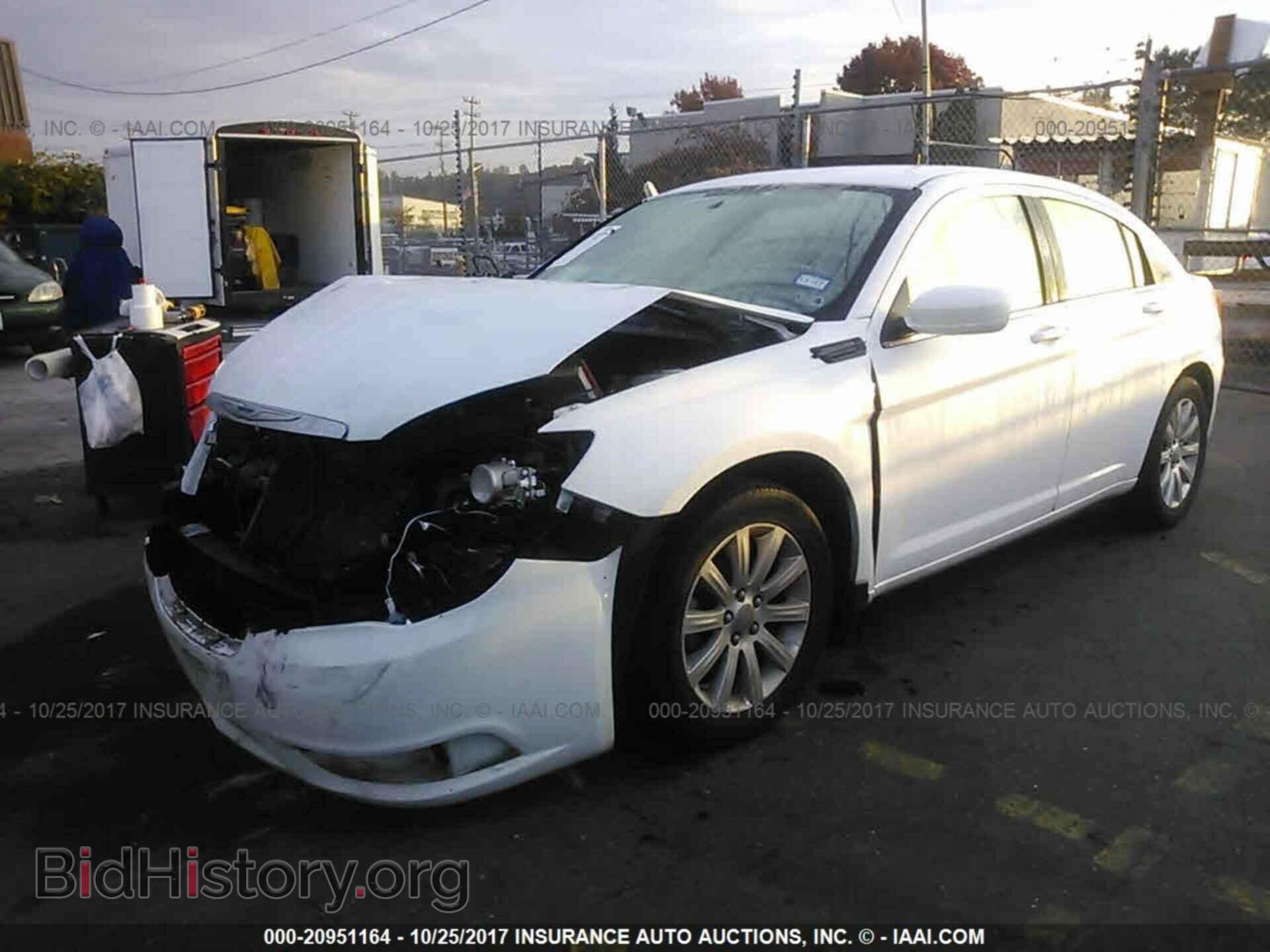 2011 Chrysler 200 - VIN: 1C3BC1FB9BN585735 - Фото 2