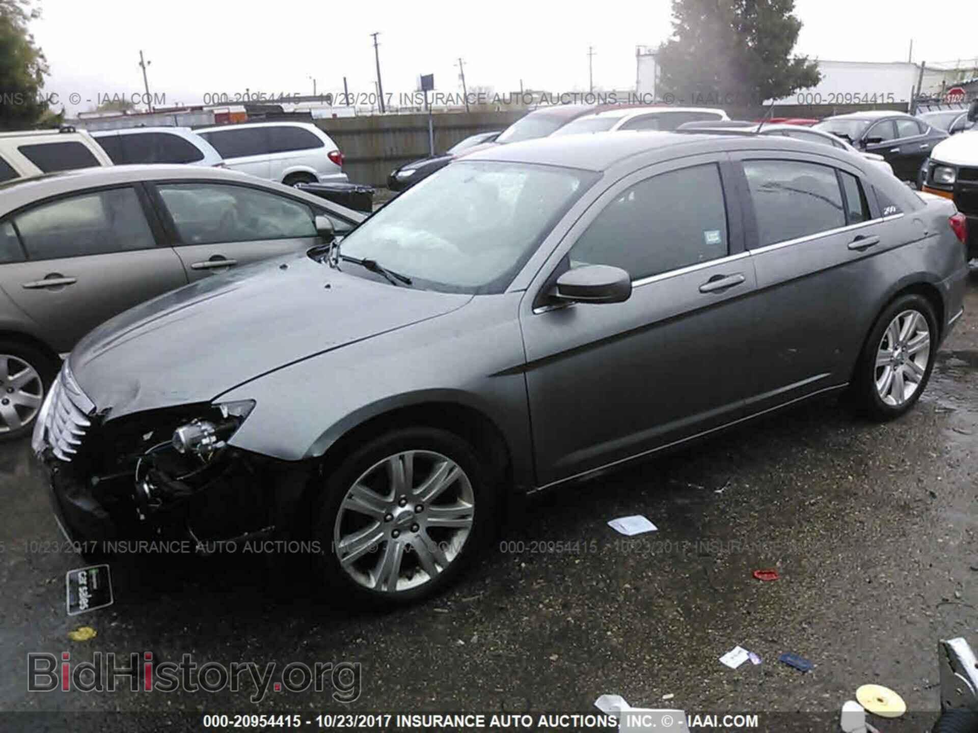 2013 Chrysler 200 - VIN: 1C3CCBAB4DN765192 - Photo 2
