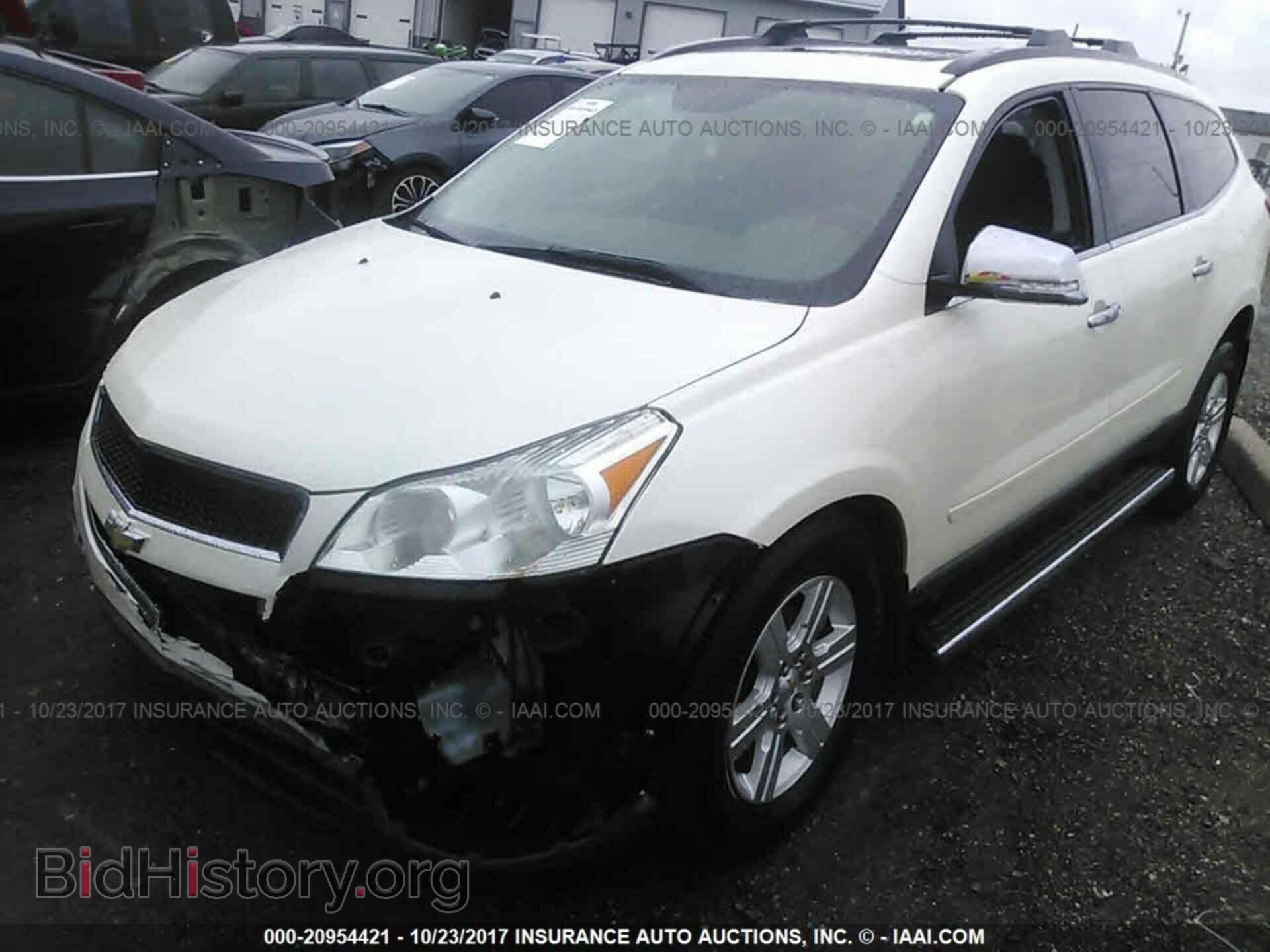 2011 Chevrolet Traverse - VIN: 1GNKRGED8BJ199399 - Фото 2