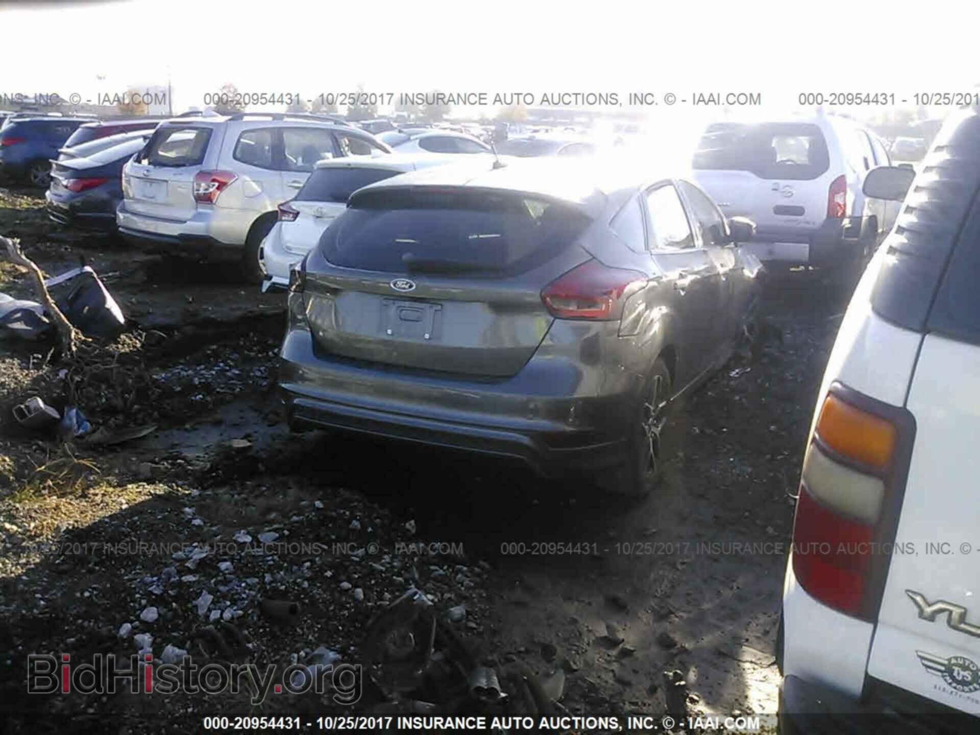 2015 Ford Focus - VIN: 1FADP3K22FL252181 - Photo 4