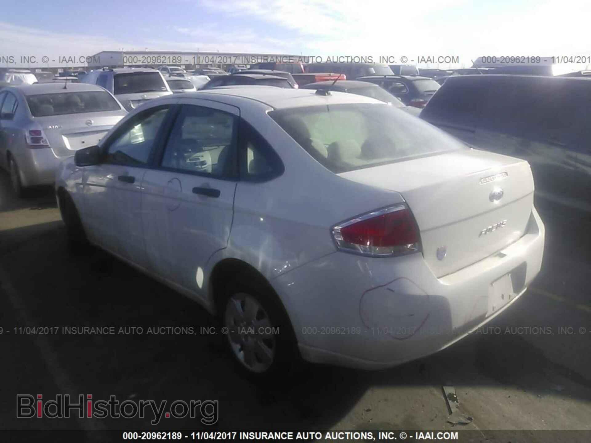 2011 Ford Focus - VIN: 1FAHP3EN8BW182153 - Фото 3