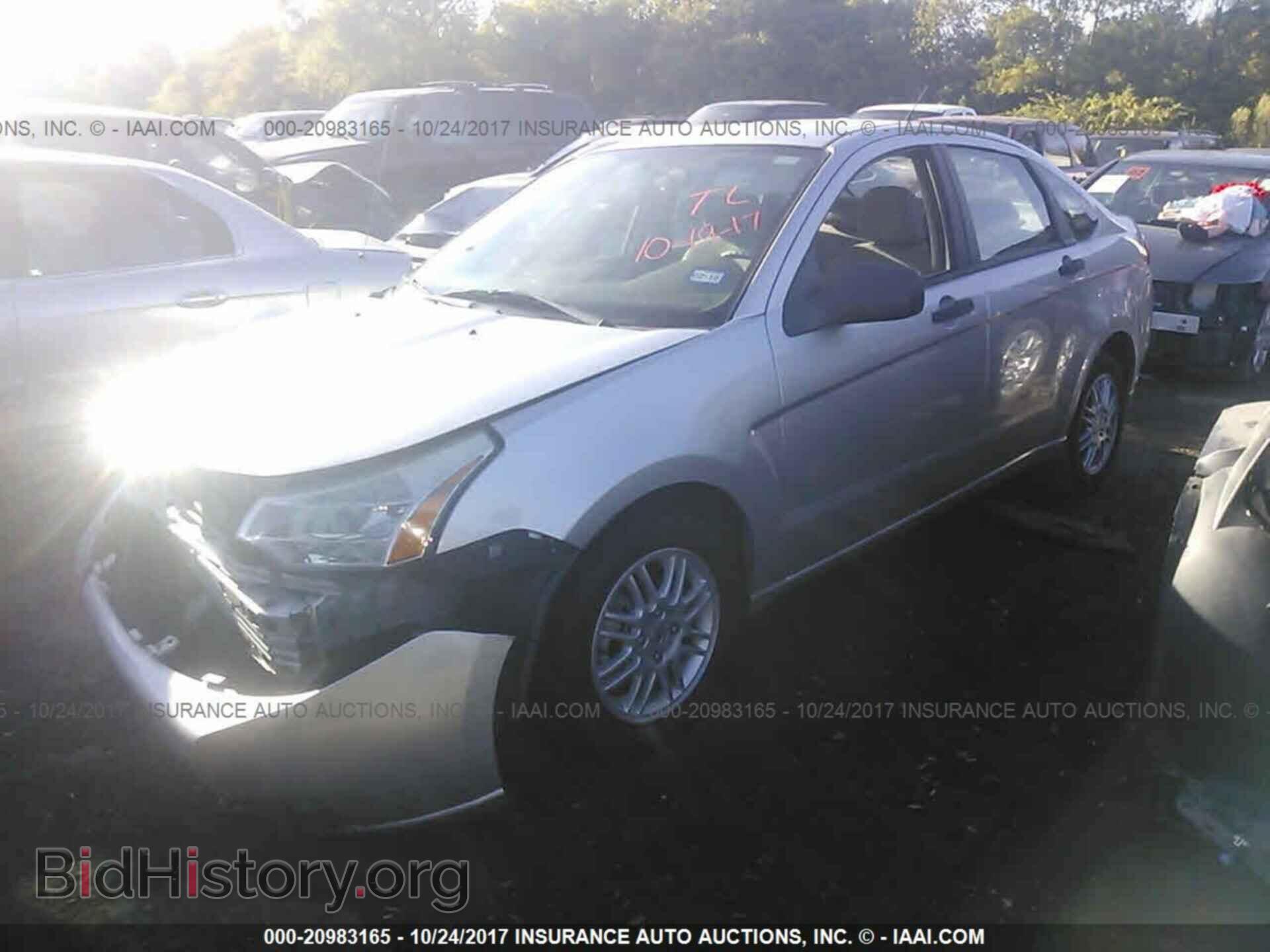 2011 Ford Focus - VIN: 1FAHP3FN6BW120202 - Фото 2