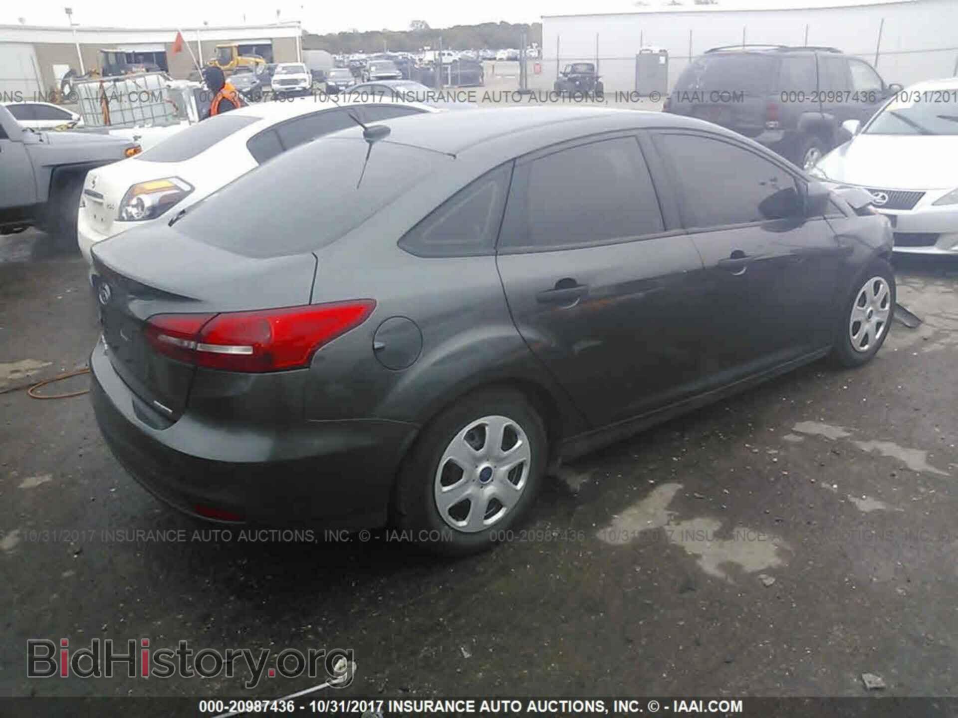 2016 Ford Focus - VIN: 1FADP3E2XGL404883 - Photo 4