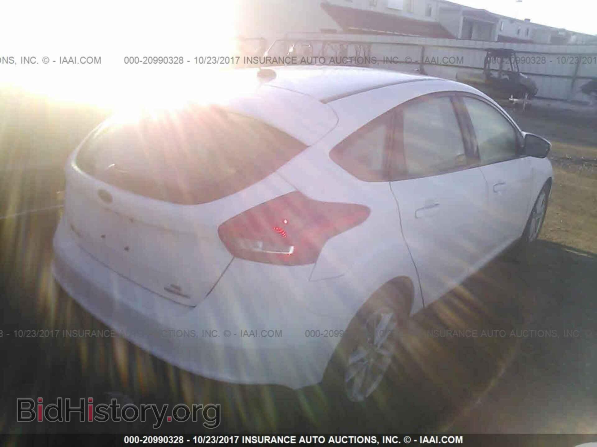 2016 Ford Focus - VIN: 1FADP3K26GL272483 - Photo 4