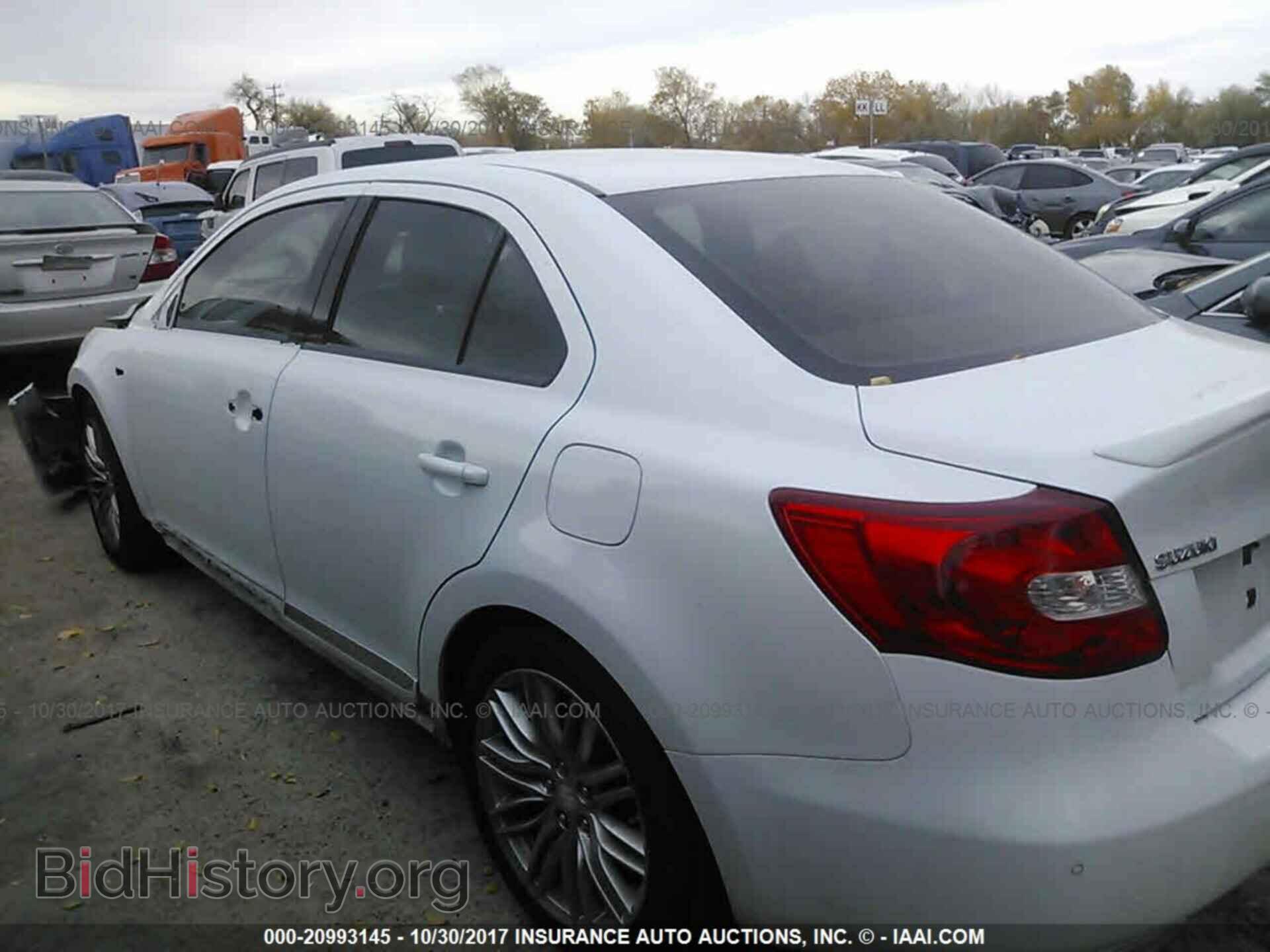 2011 Suzuki Kizashi - VIN: JS2RF9A84B6110330 - Photo 3