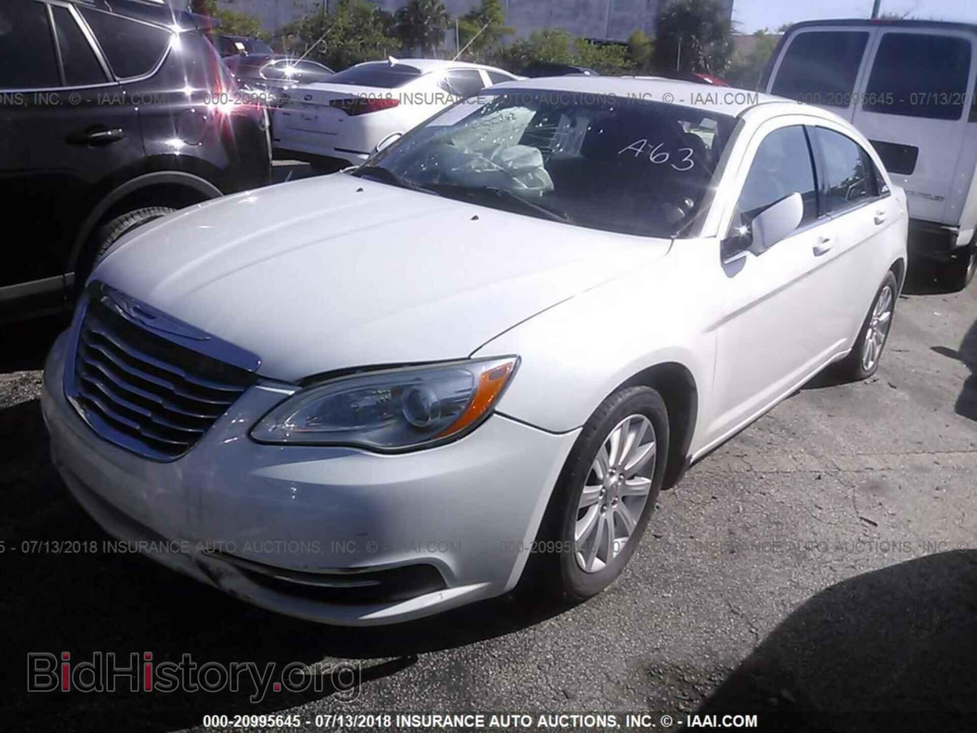 2013 Chrysler 200 - VIN: 1C3CCBBG6DN608144 - Фото 2