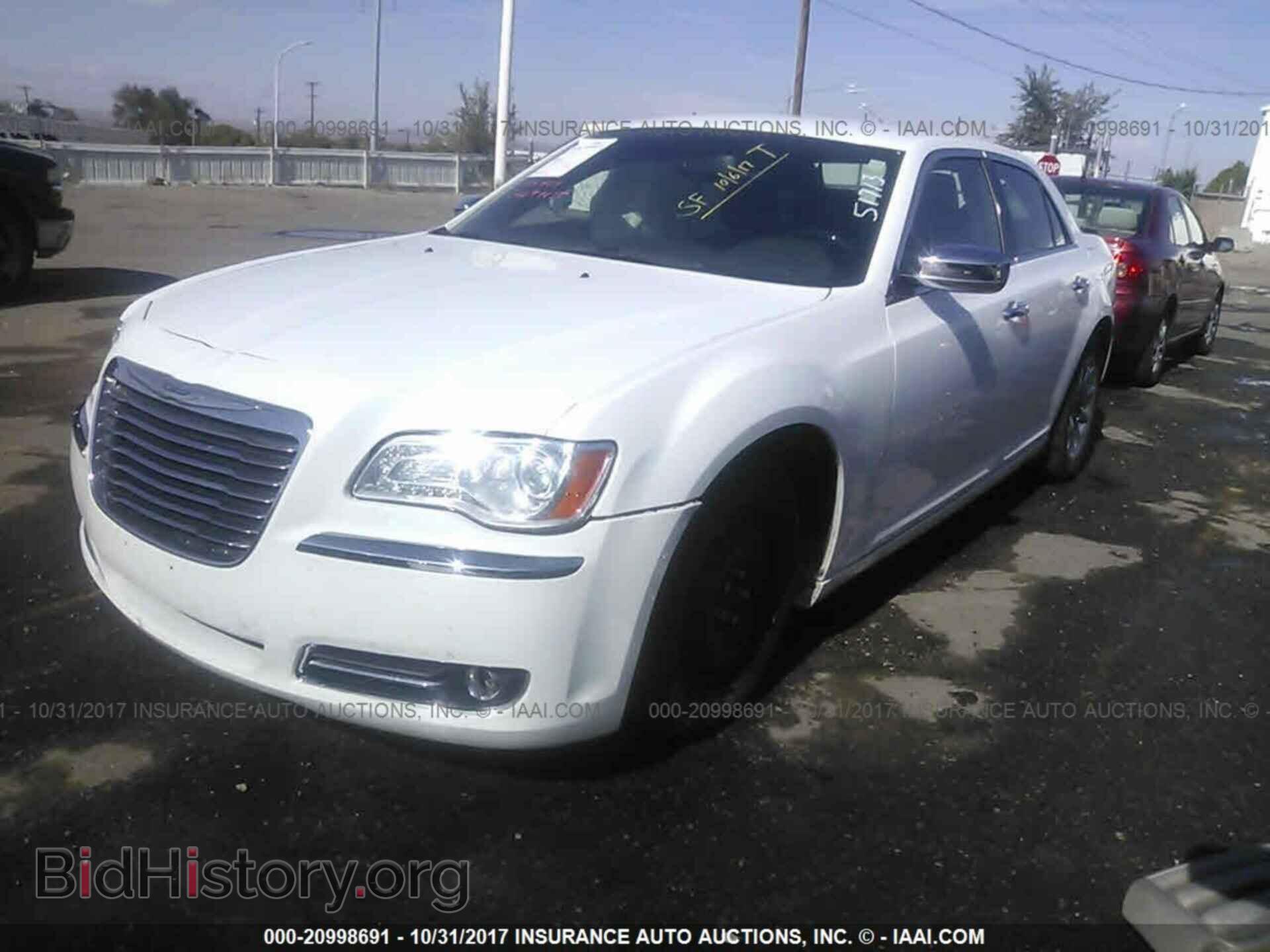 2014 Chrysler 300c - VIN: 2C3CCAEG0EH382425 - Фото 2