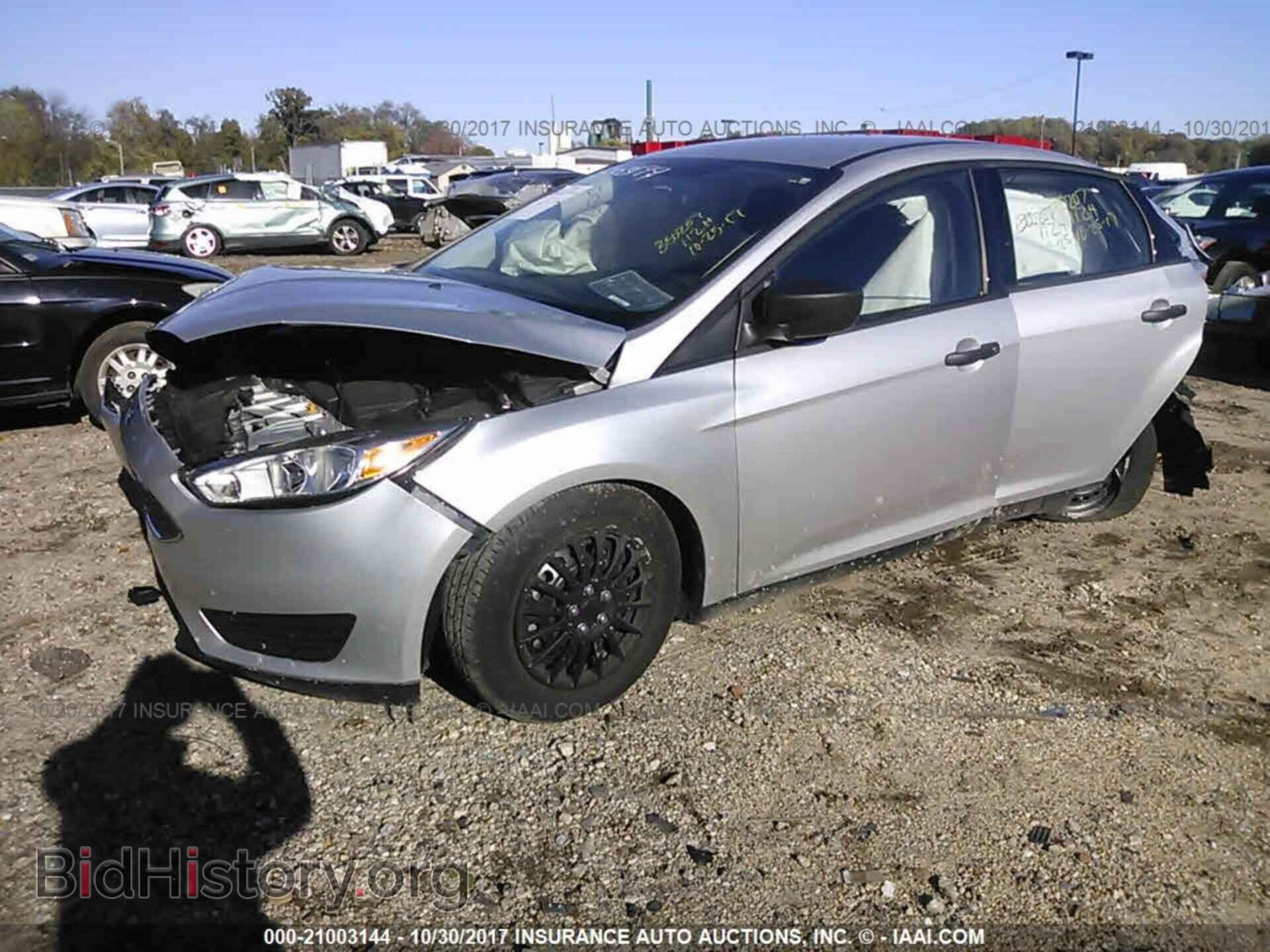 2017 Ford Focus - VIN: 1FADP3E28HL218633 - Photo 2