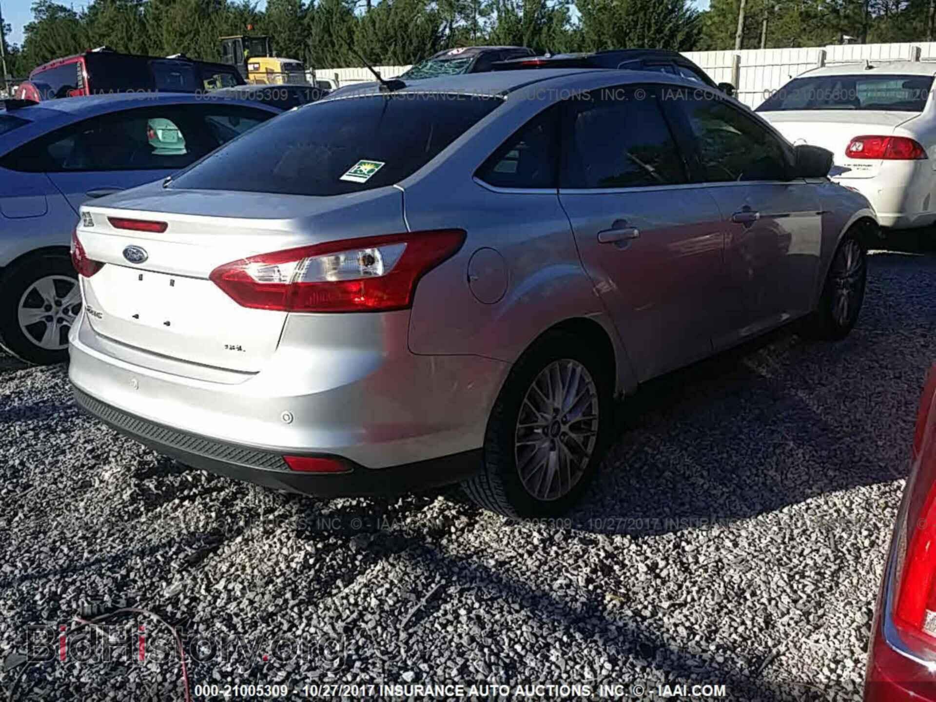2012 Ford Focus - VIN: 1FAHP3H28CL176941 - Photo 4