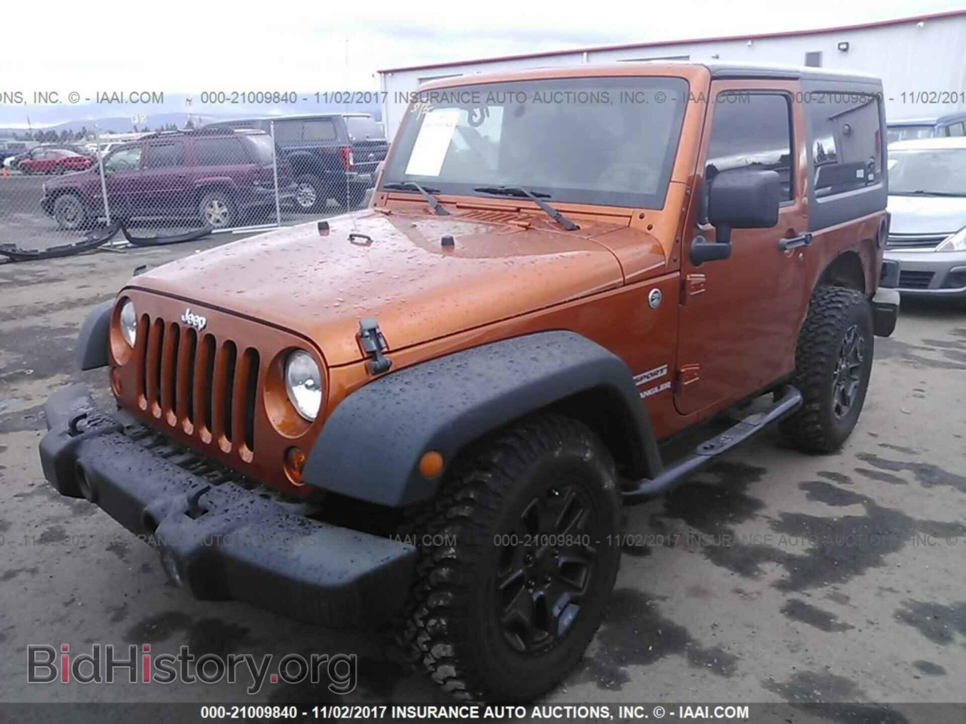 2011 Jeep Wrangler - VIN: 1J4AA2D16BL600422 - Фото 2