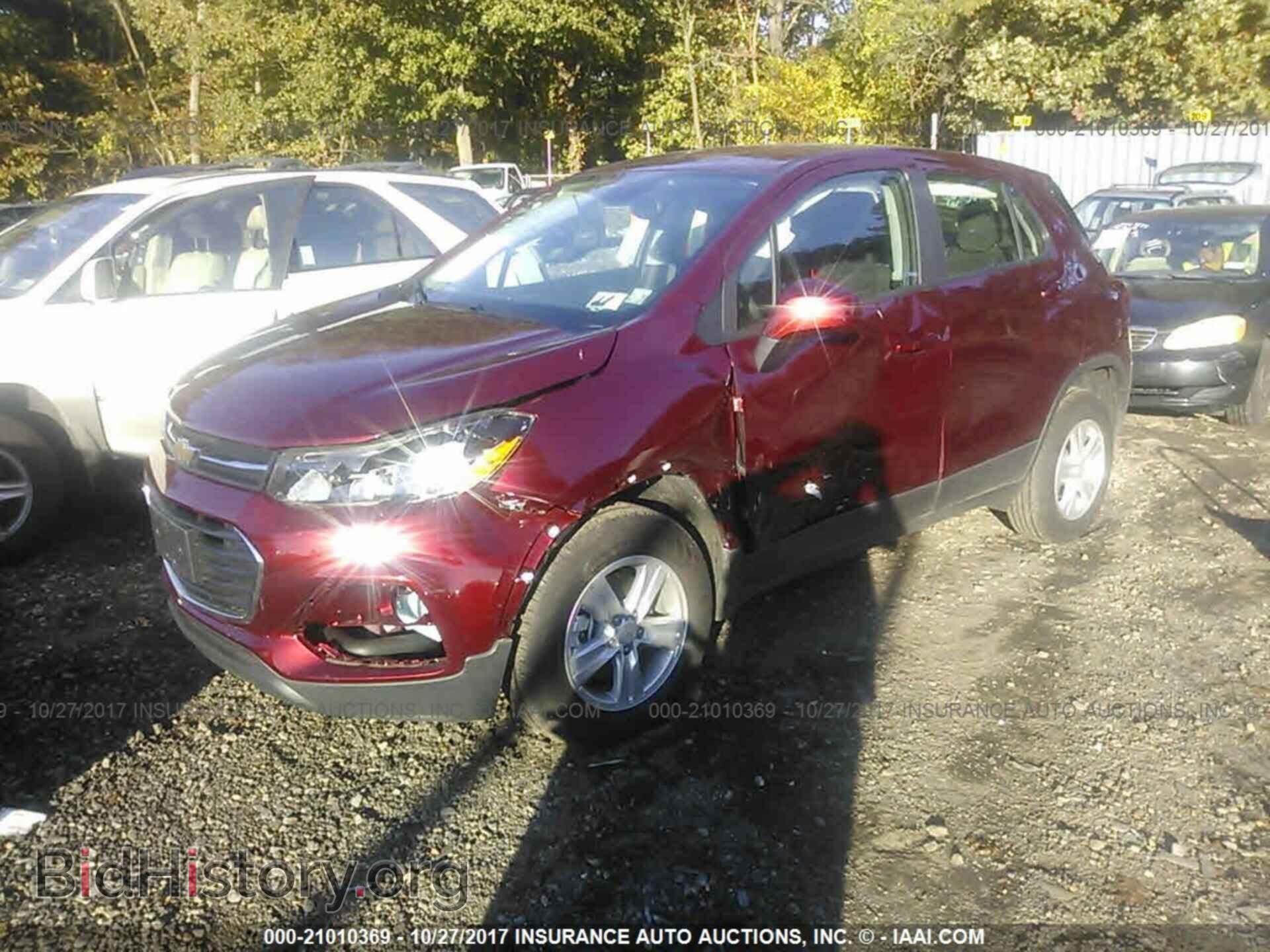 2017 Chevrolet Trax - VIN: 3GNCJNSB3HL270528 - Photo 2