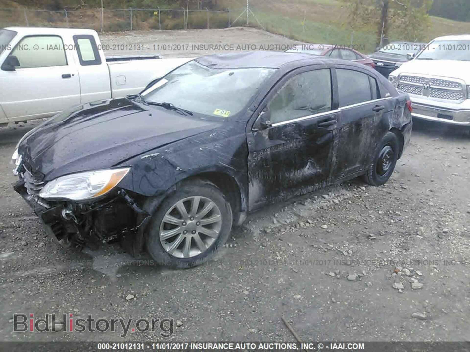 2013 Chrysler 200 - VIN: 1C3CCBBB3DN570375 - Photo 2