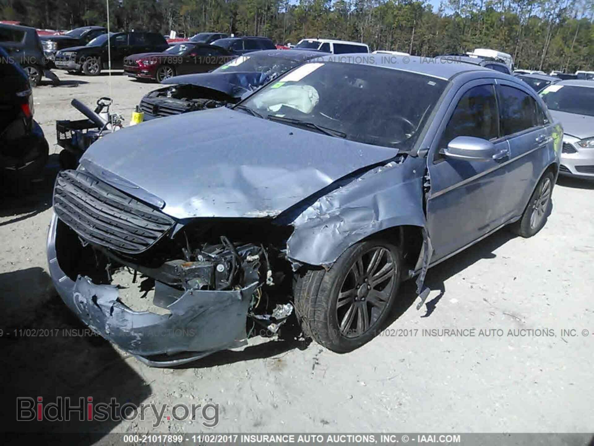 2013 Chrysler 200 - VIN: 1C3CCBBBXDN579638 - Фото 2