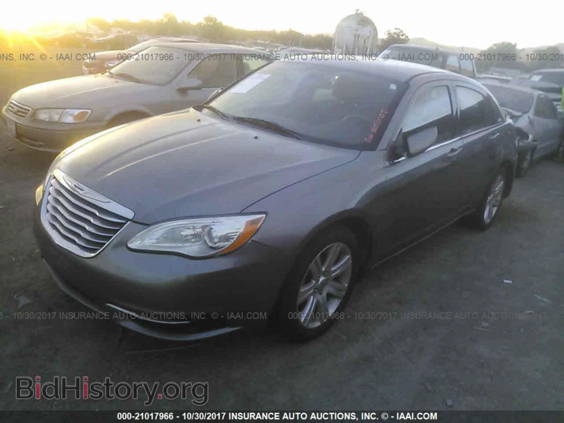 2013 Chrysler 200 - VIN: 1C3CCBAB3DN647991 - Фото 2