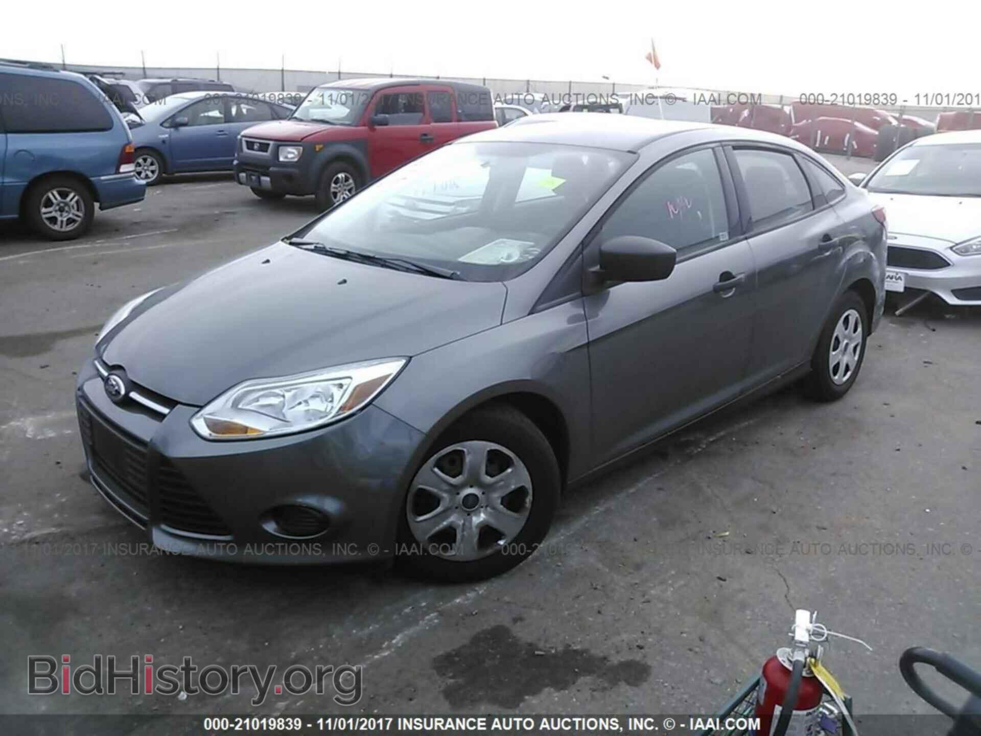 2013 Ford Focus - VIN: 1FADP3E20DL123820 - Photo 2