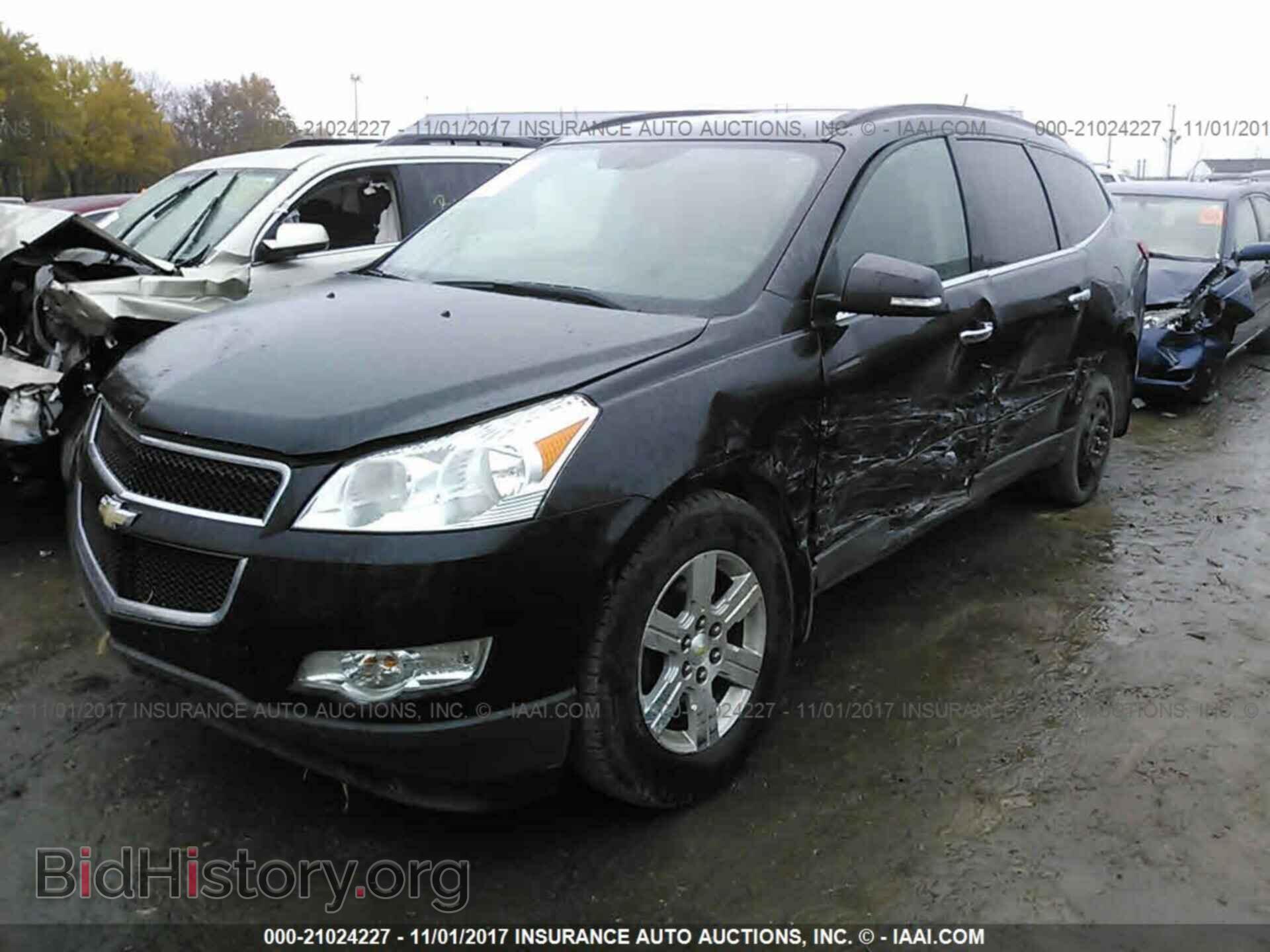 2011 Chevrolet Traverse - VIN: 1GNKRGED9BJ126350 - Фото 2