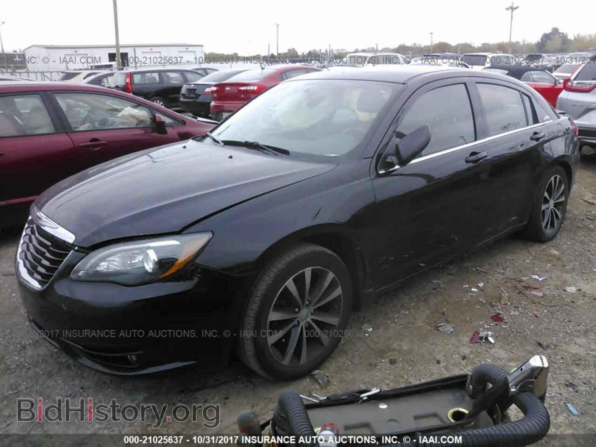 2013 Chrysler 200 - VIN: 1C3CCBBB7DN655378 - Фото 2