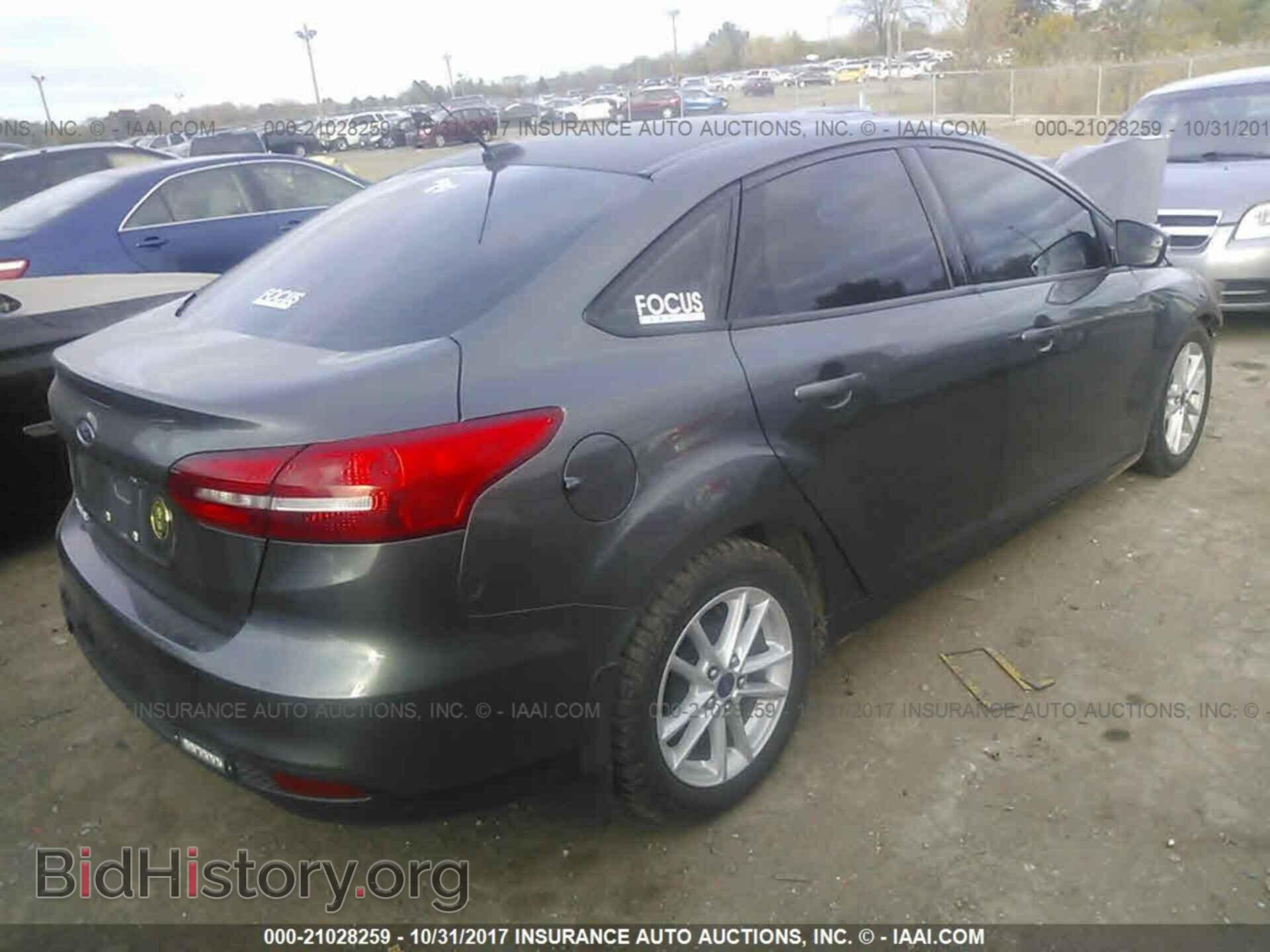 2016 Ford Focus - VIN: 1FADP3F21GL220057 - Photo 4