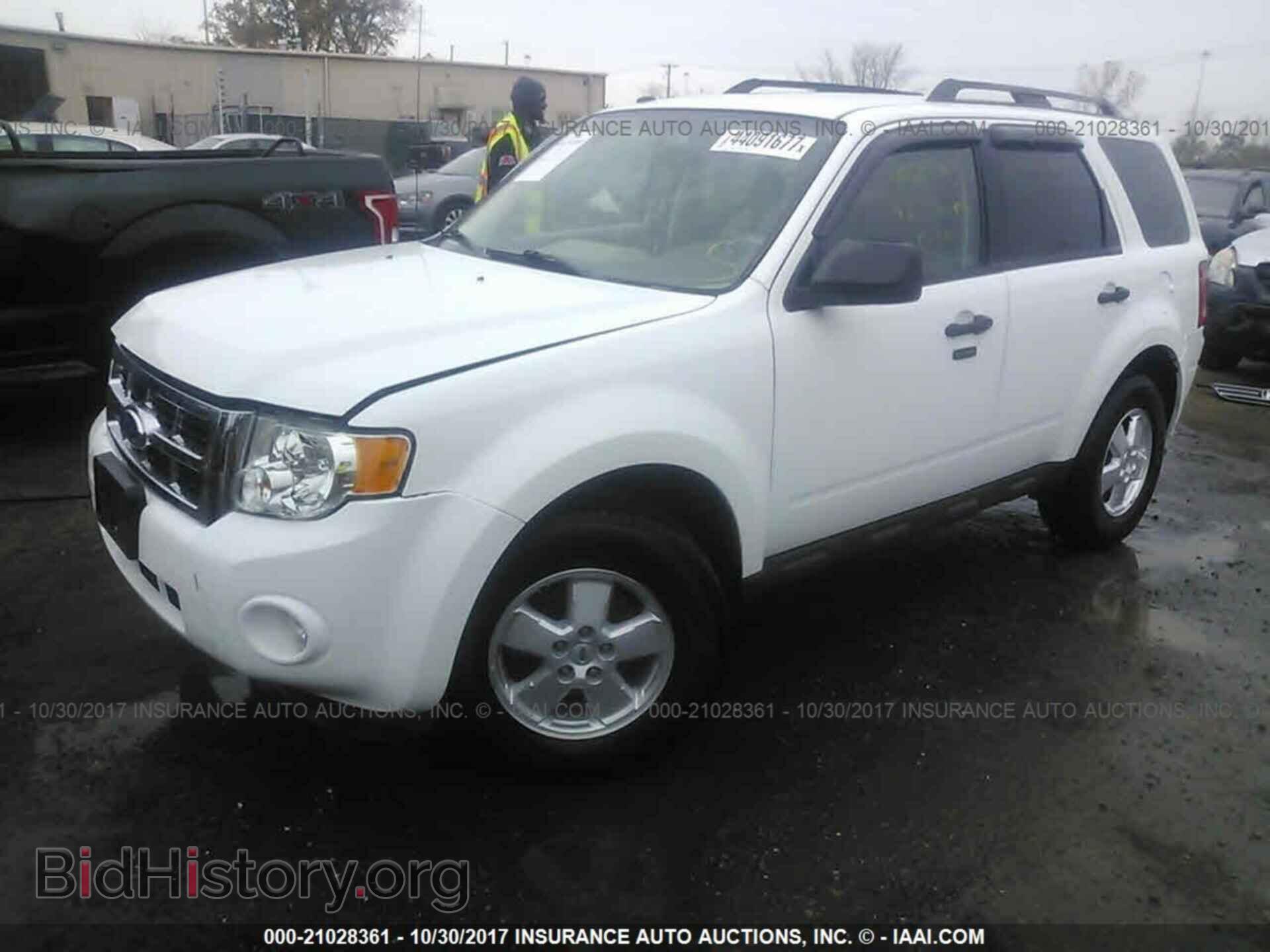 2011 Ford Escape - VIN: 1FMCU9D7XBKC38471 - Фото 2