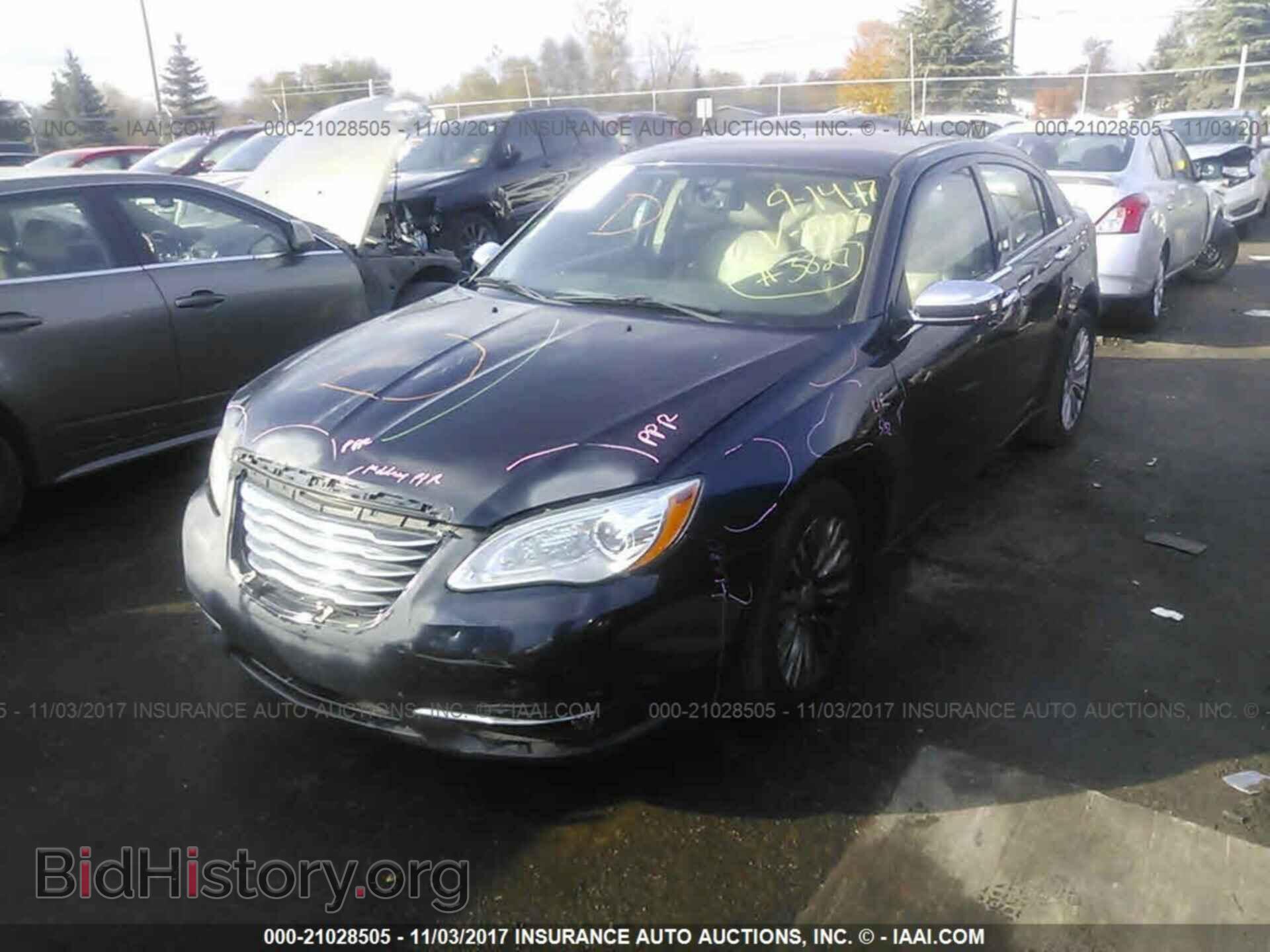 2011 Chrysler 200 - VIN: 1C3BC2FG9BN505223 - Фото 2