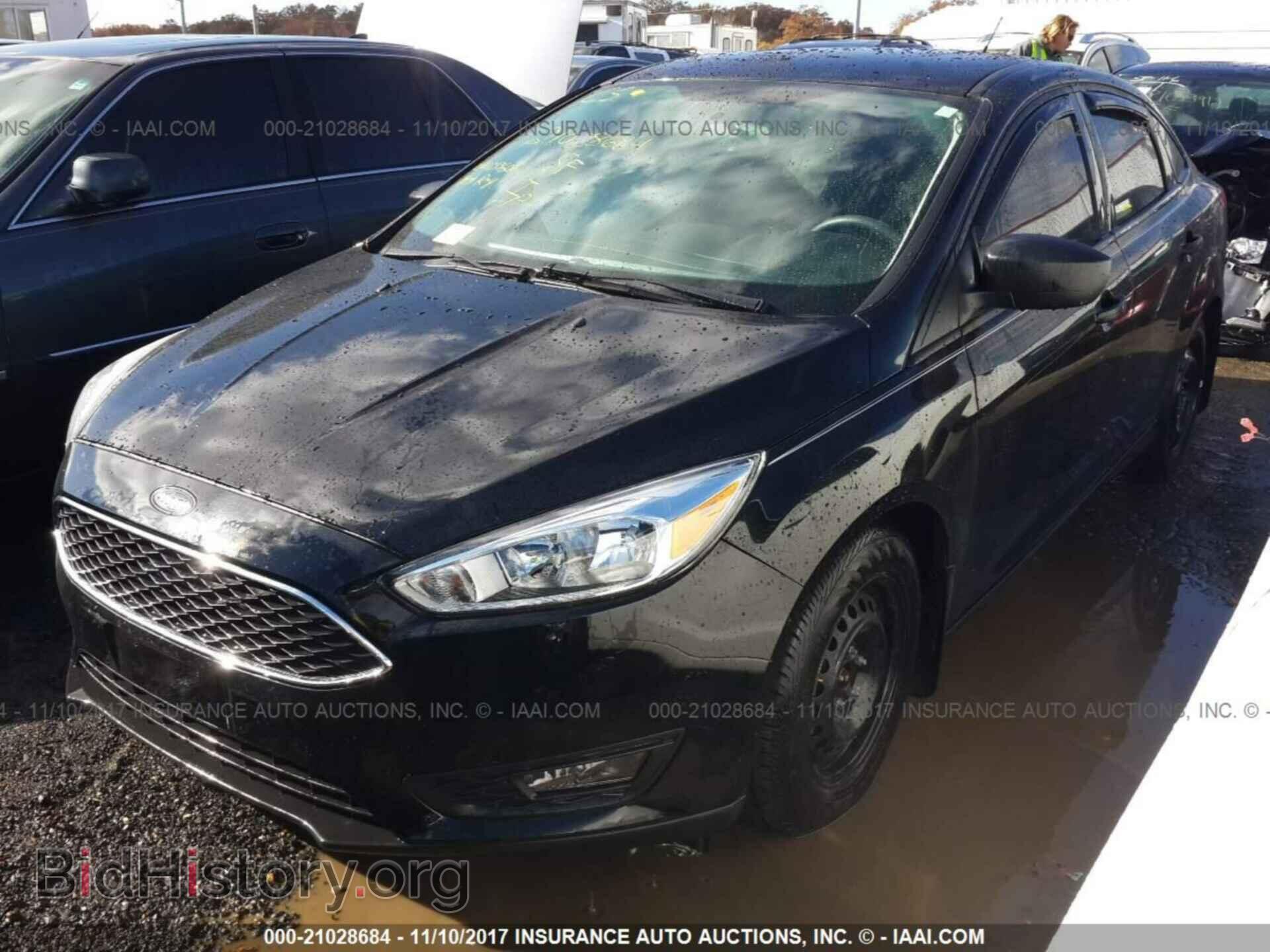 2016 Ford Focus - VIN: 1FADP3E29GL215240 - Photo 2